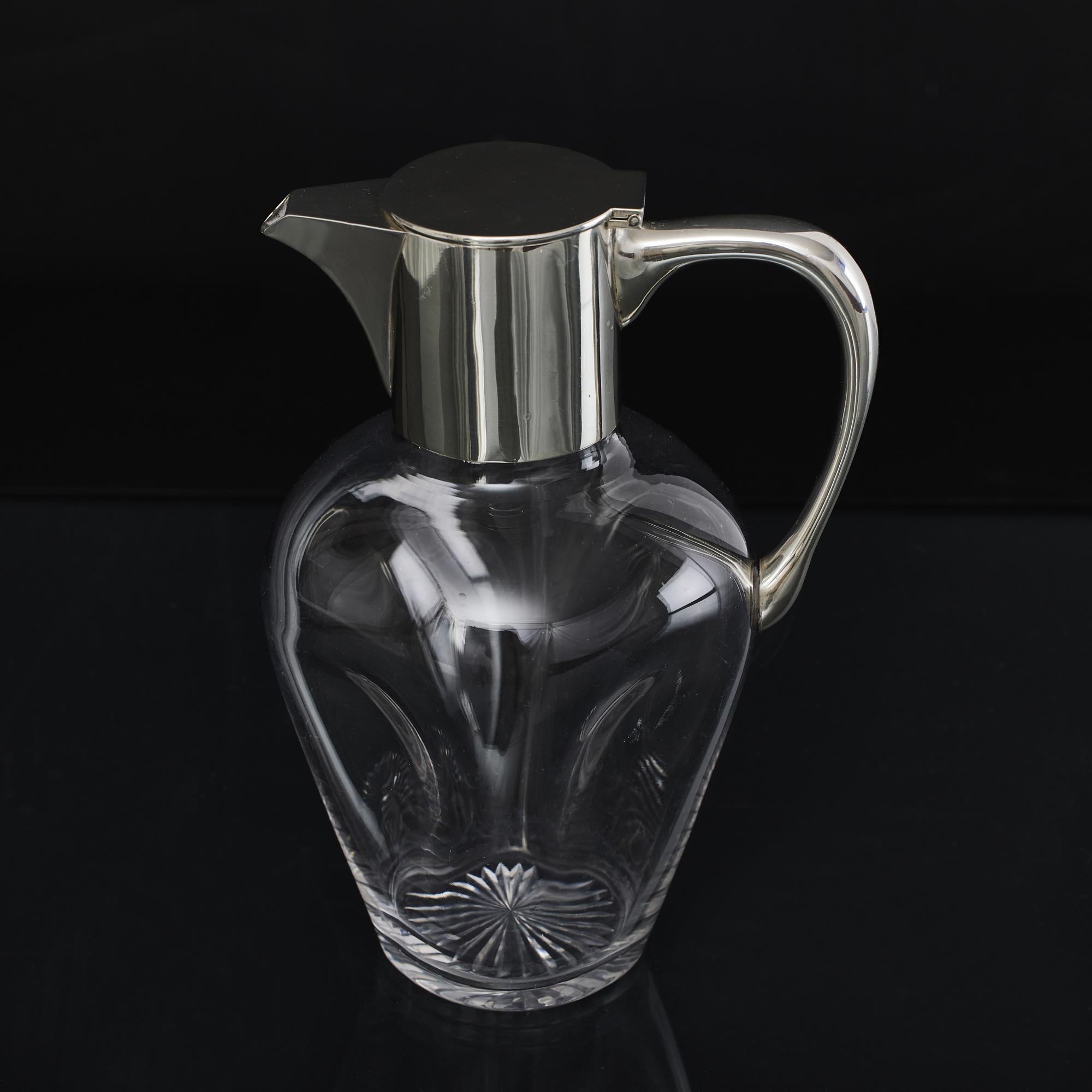 Pinched glass wine jug with silver mounts In Good Condition For Sale In London, GB