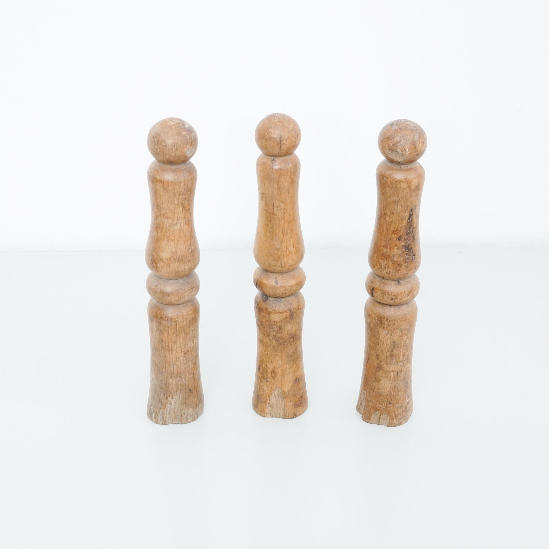 Set of three antique skittles, circa 1950.
From unknown manufacturer, Spain.

In original condition, with minor wear consistent with age and use, preserving a beautiful patina.

Materials:
Wood

Dimensions:
Ø 6 cm x H 32 cm.