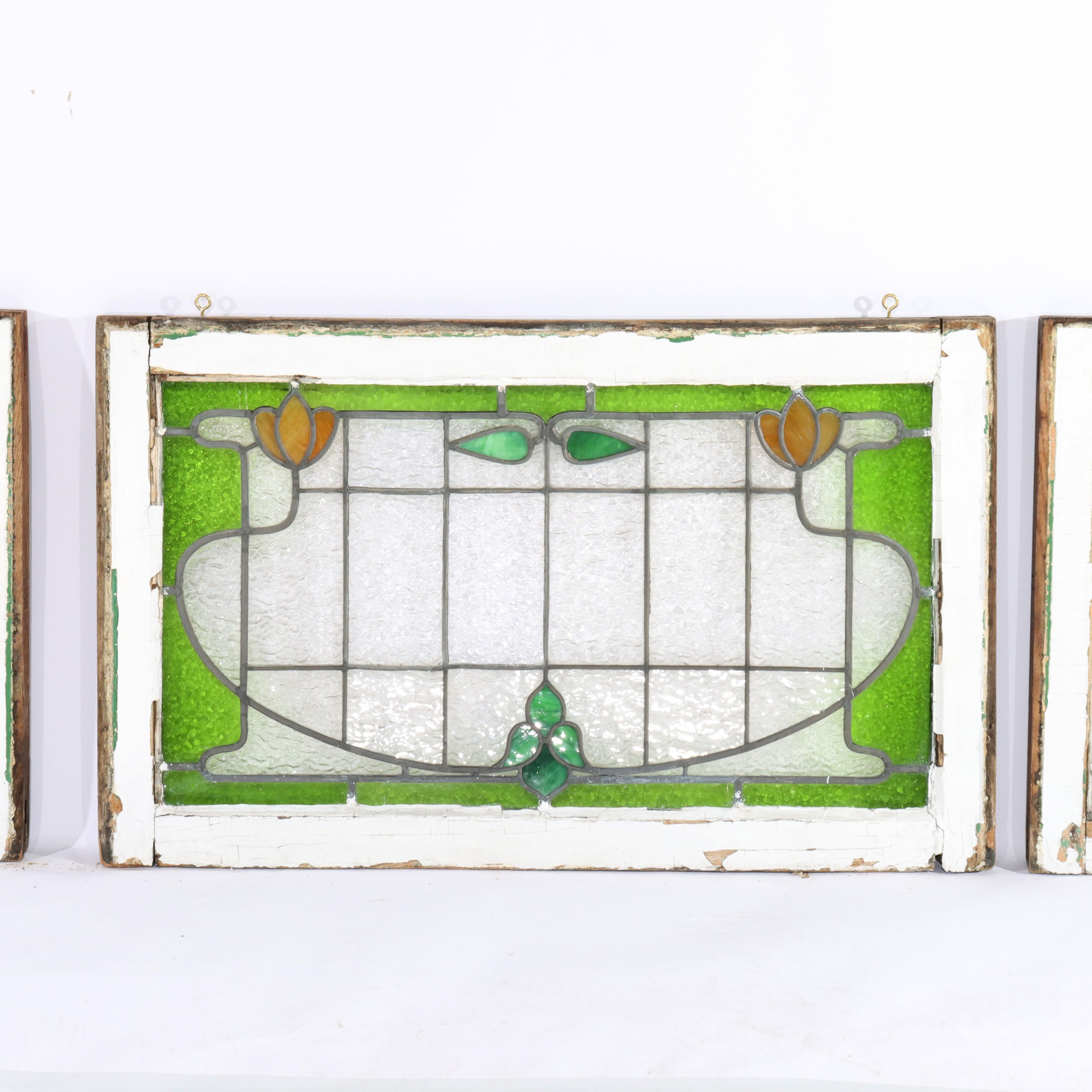 Conjunto de tres vidrieras antiguas estilizadas Arts & Crafts C1910 en venta 2