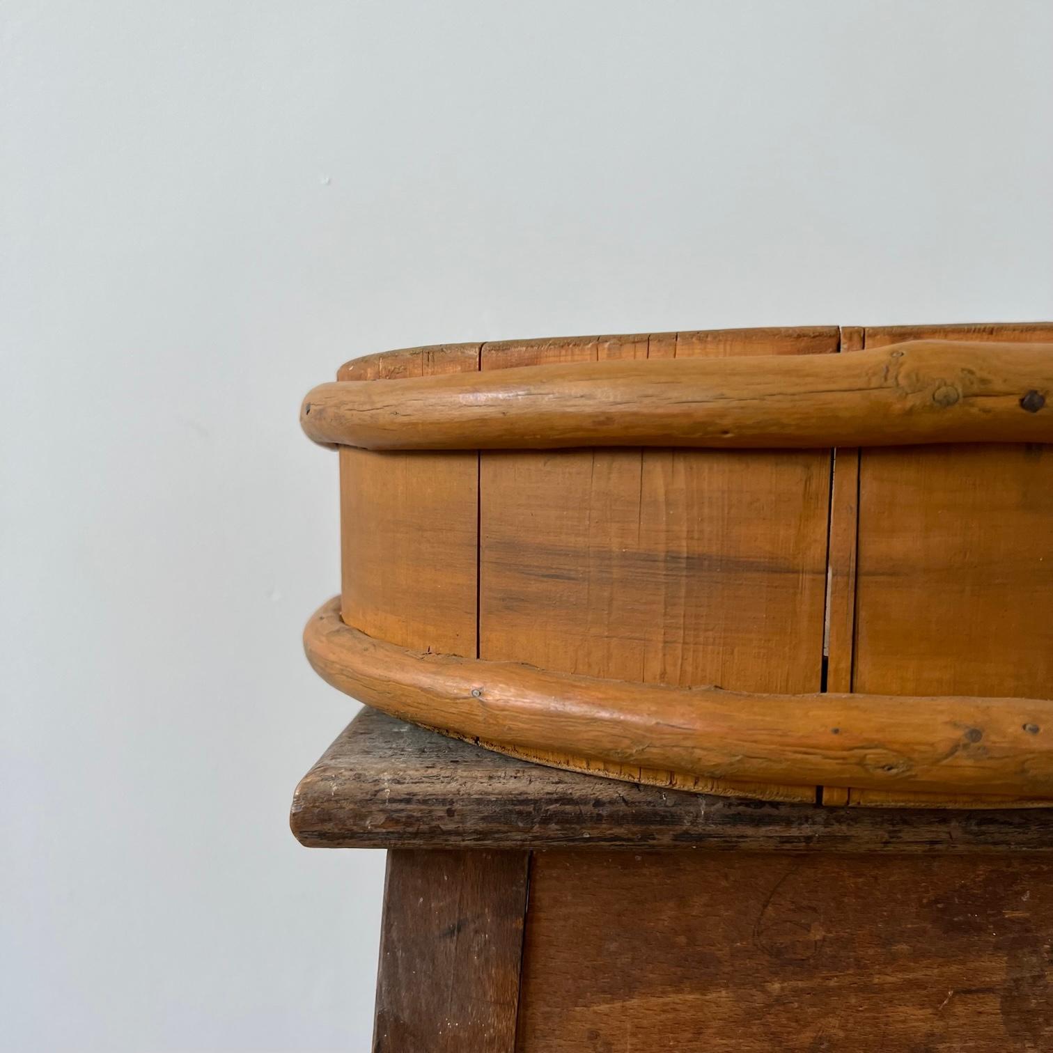 Set of Three Antique Swedish Wooden Primitive Bowls In Good Condition For Sale In London, GB