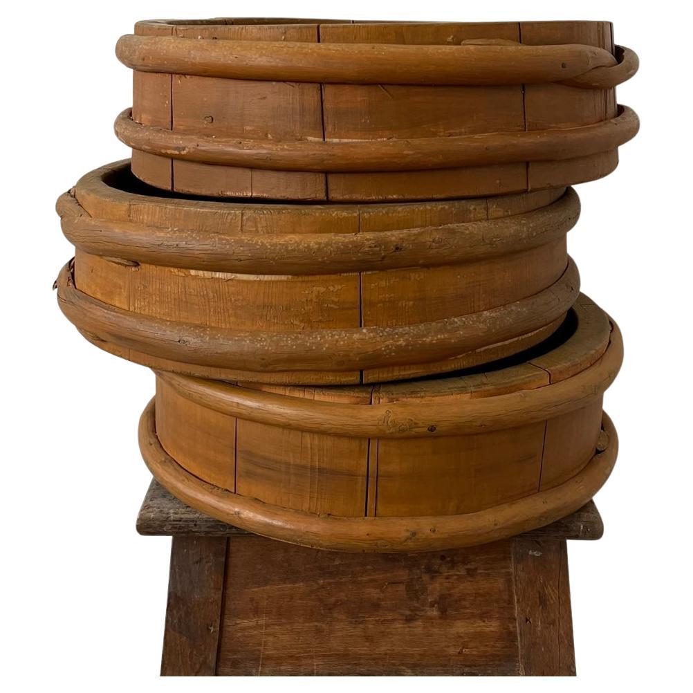 Ensemble de trois bols primitifs suédois anciens en bois