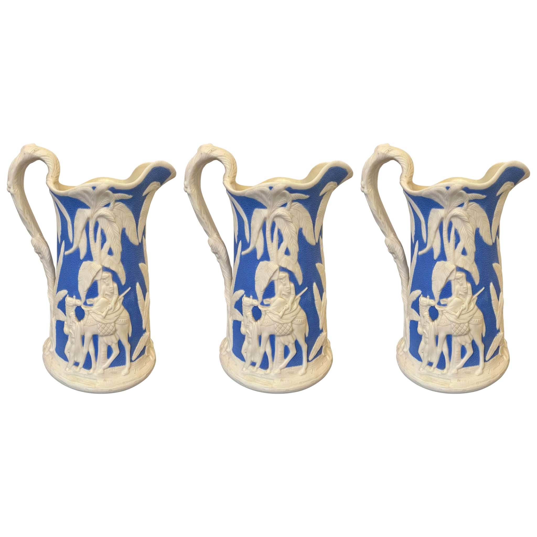 Ensemble de trois pichets anciens victoriens bleus et blancs par Samuel Alcock en vente