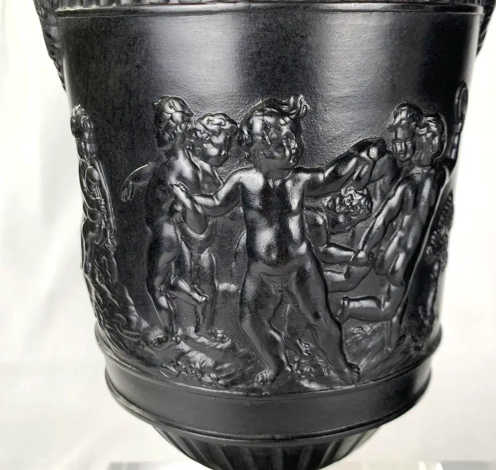 Ensemble de trois vases anciens en basalte noir de Wedgwood, Angleterre 18e siècle Ca. 1775 en vente 9