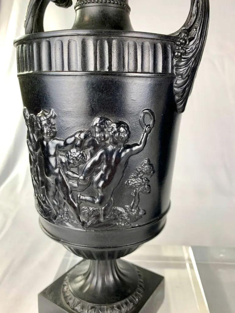 Ensemble de trois vases anciens en basalte noir de Wedgwood, Angleterre 18e siècle Ca. 1775 en vente 10