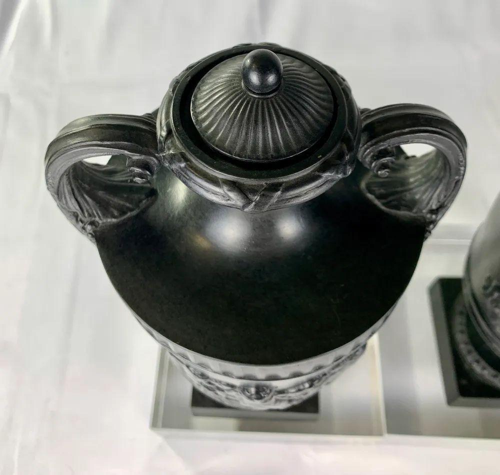 Ensemble de trois vases anciens en basalte noir de Wedgwood, Angleterre 18e siècle Ca. 1775 en vente 12