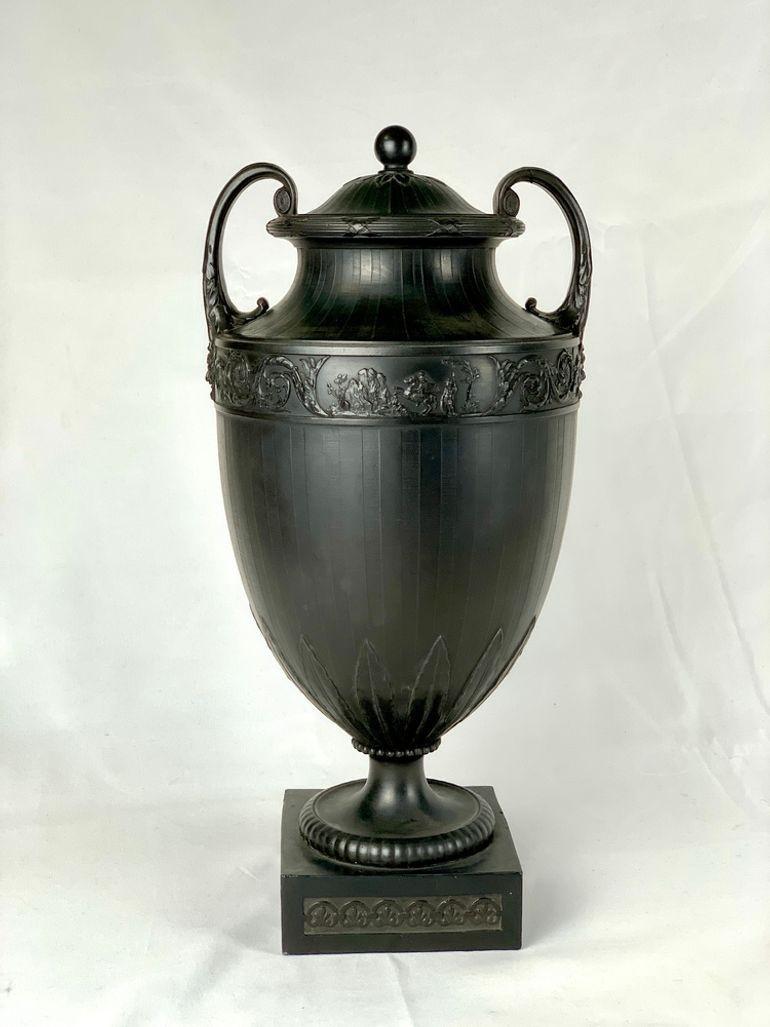 Cet extraordinaire ensemble de trois vases en basalte noir de Wedgwood a été créé au XVIIIe siècle, vers 1775.
Le groupe comprend un grand vase couvert et une paire de vases plus petits animés d'une décoration exubérante.
Ensemble, ils forment un
