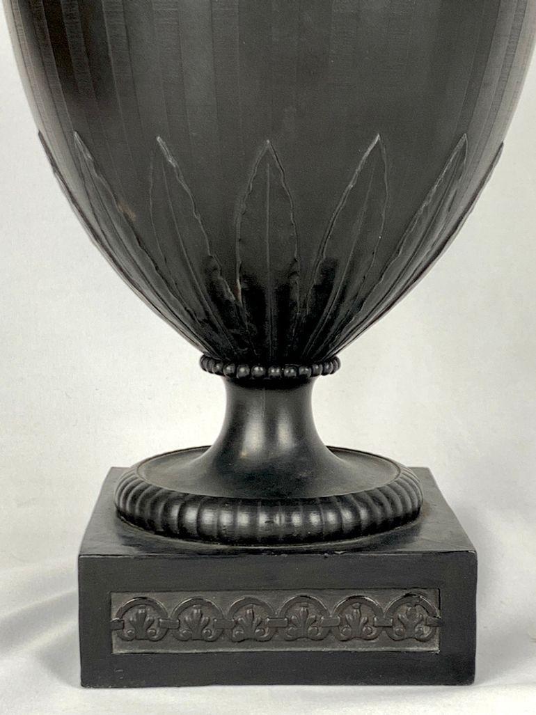 Anglais Ensemble de trois vases anciens en basalte noir de Wedgwood, Angleterre 18e siècle Ca. 1775 en vente