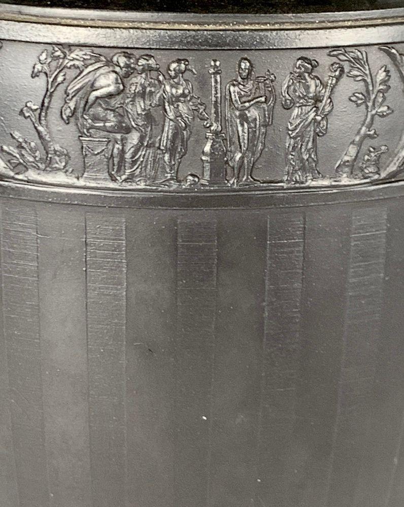 Ensemble de trois vases anciens en basalte noir de Wedgwood, Angleterre 18e siècle Ca. 1775 Excellent état - En vente à Katonah, NY