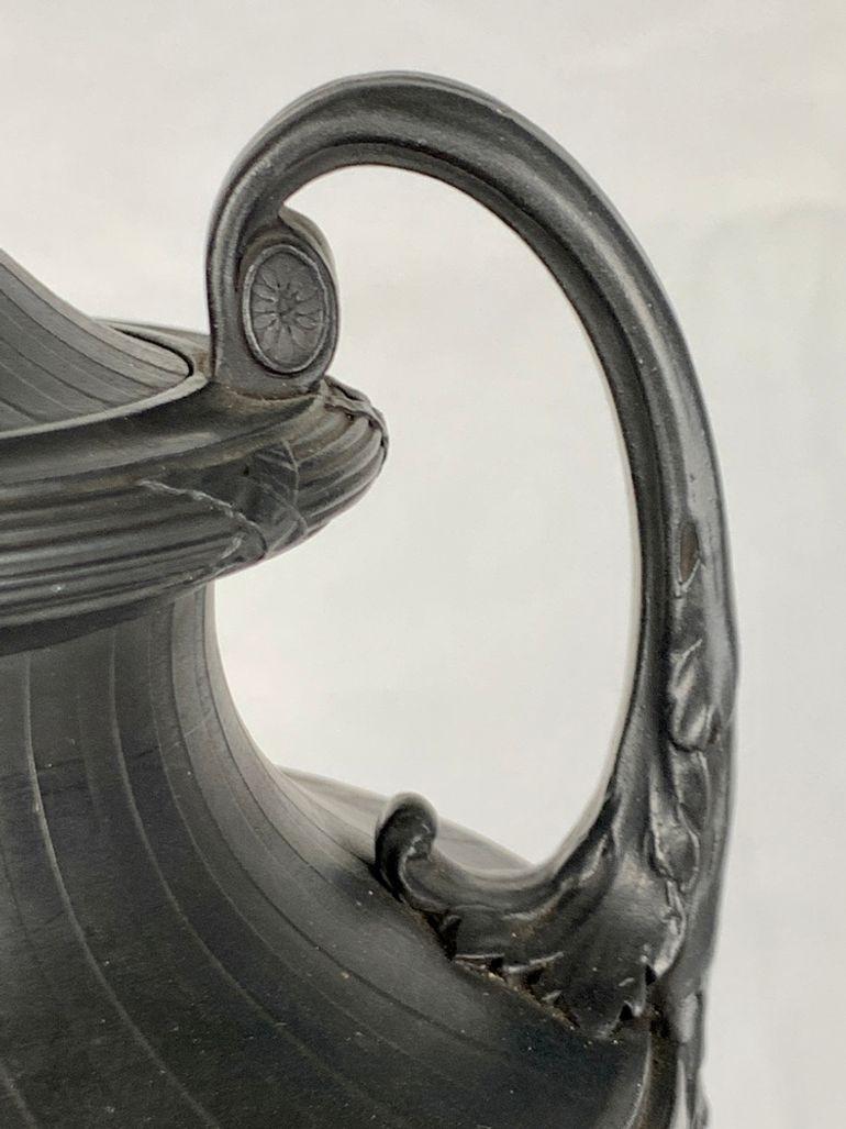 Fin du XVIIIe siècle Ensemble de trois vases anciens en basalte noir de Wedgwood, Angleterre 18e siècle Ca. 1775 en vente