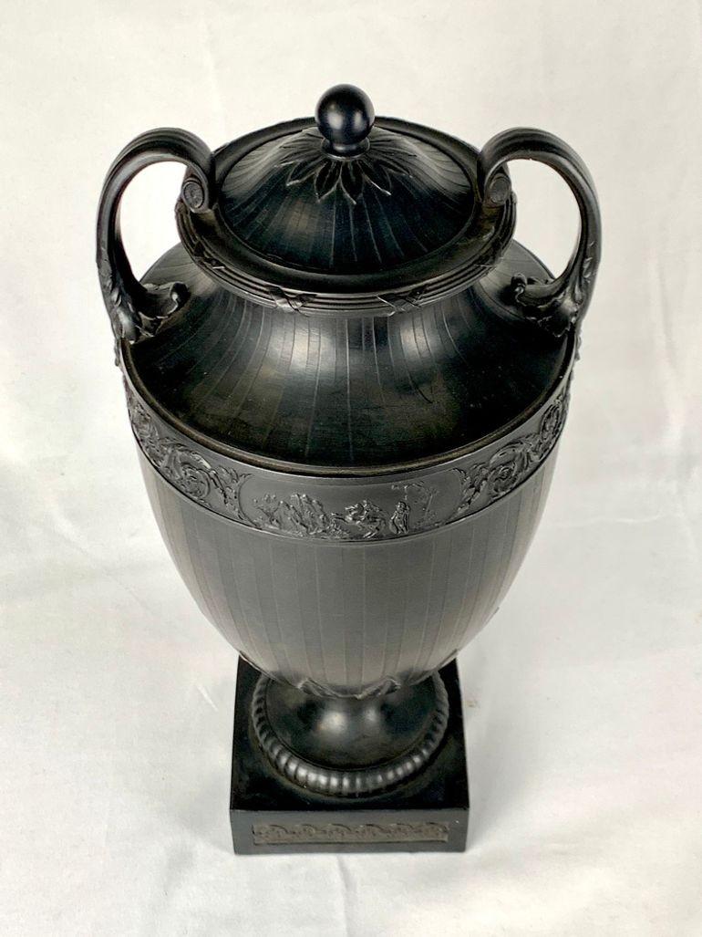 Ensemble de trois vases anciens en basalte noir de Wedgwood, Angleterre 18e siècle Ca. 1775 en vente 2