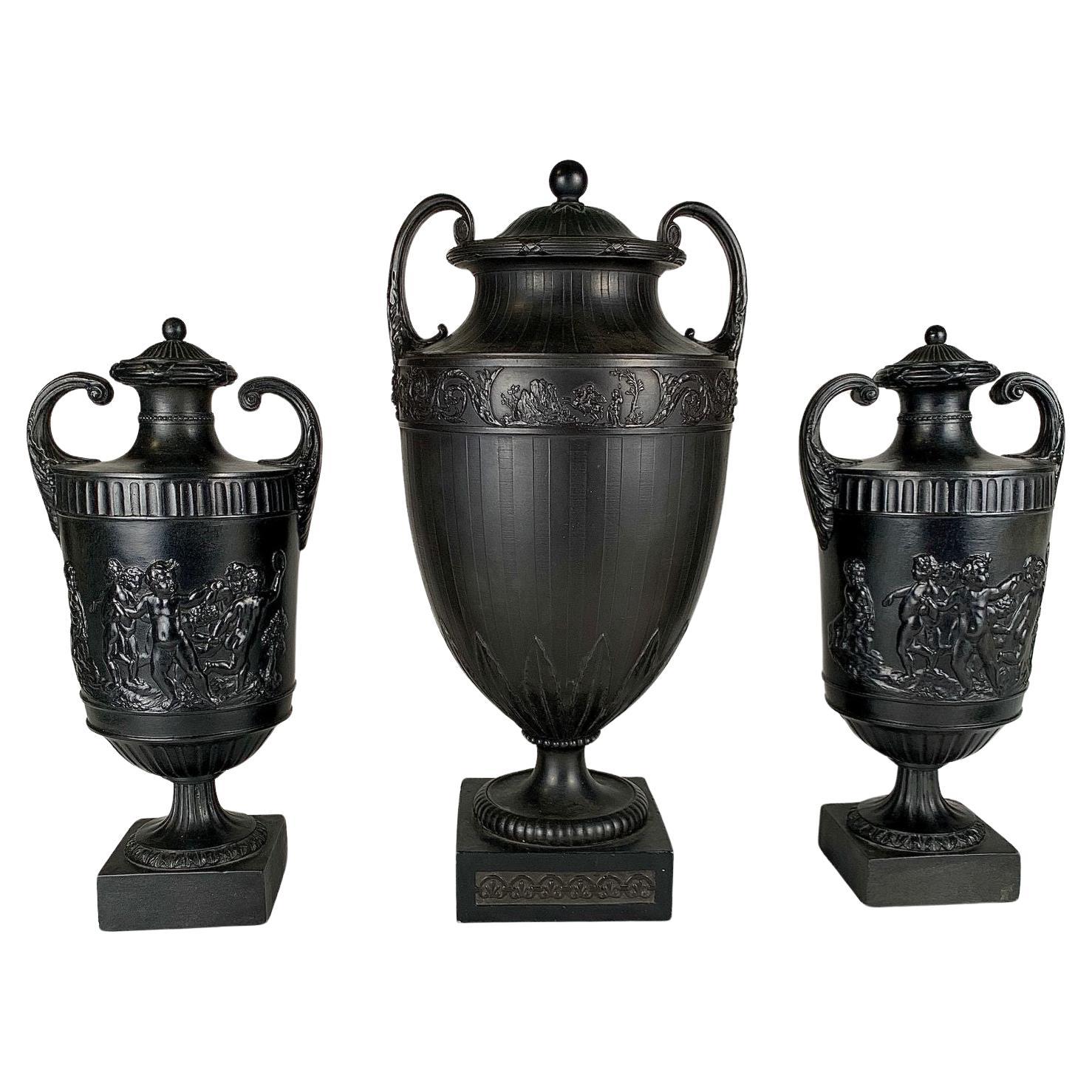 Ensemble de trois vases anciens en basalte noir de Wedgwood, Angleterre 18e siècle Ca. 1775 en vente