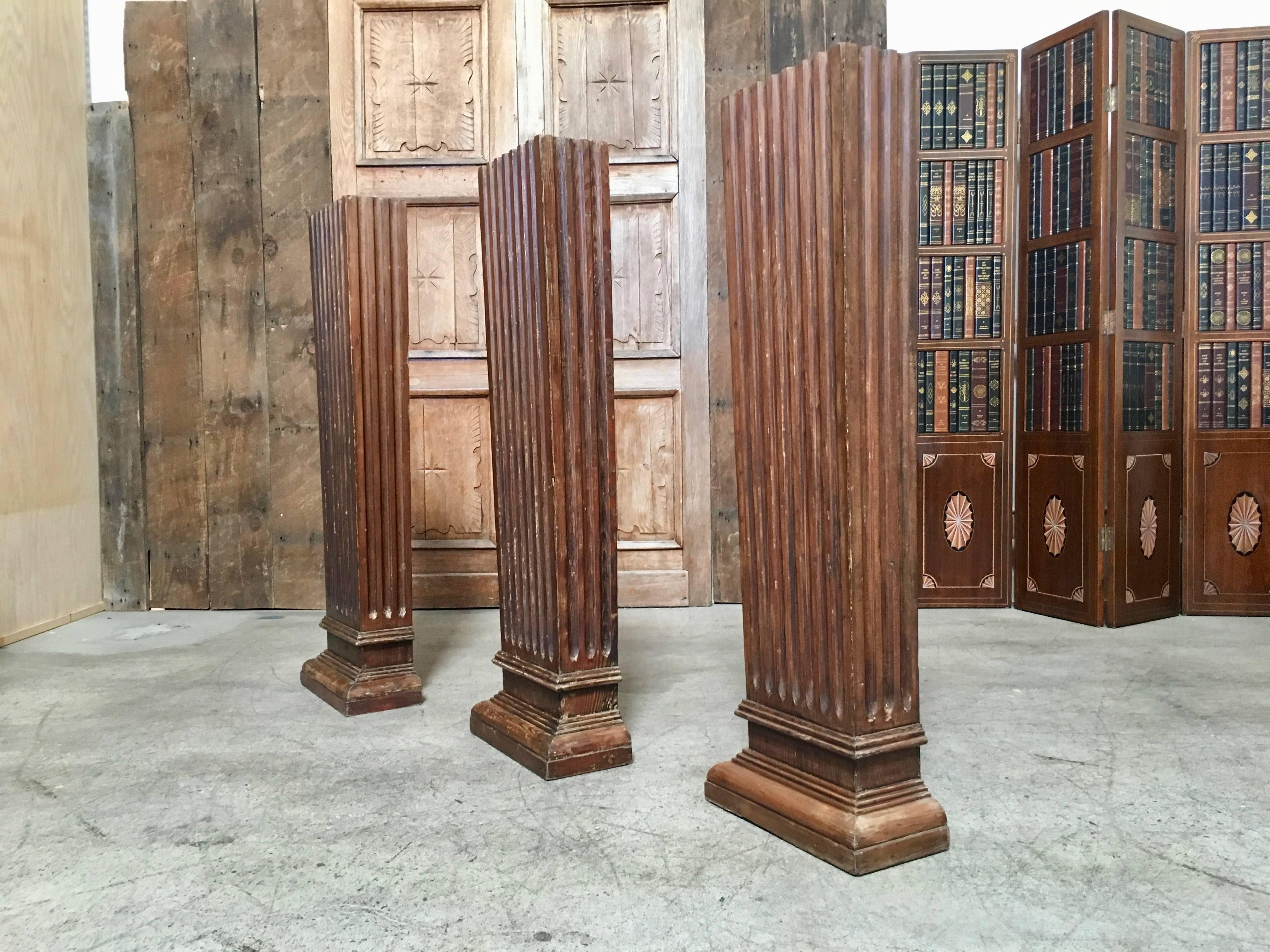 Set von drei antiken Holzsäulen im Angebot 9