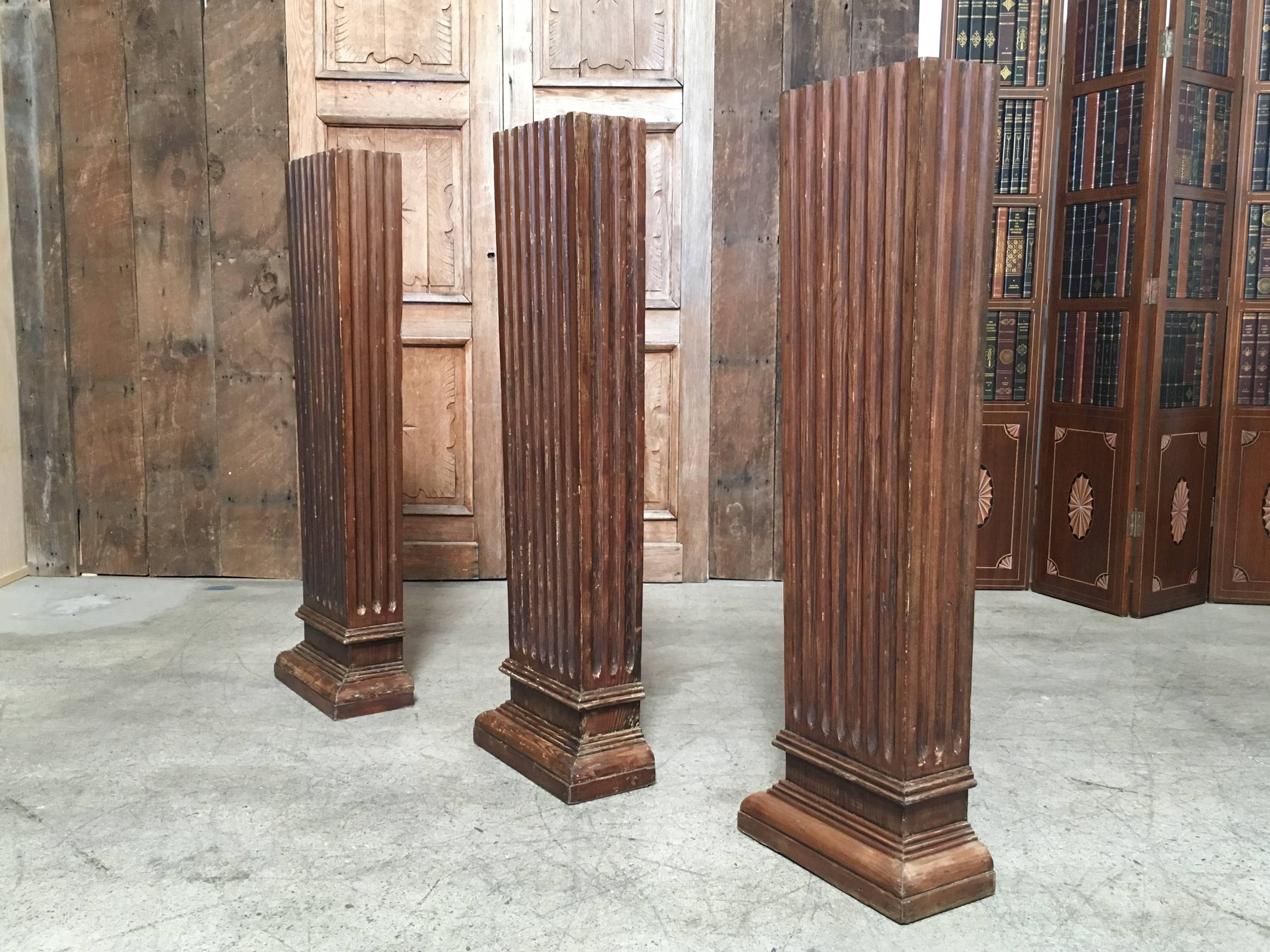 Set von drei antiken Holzsäulen im Angebot 11