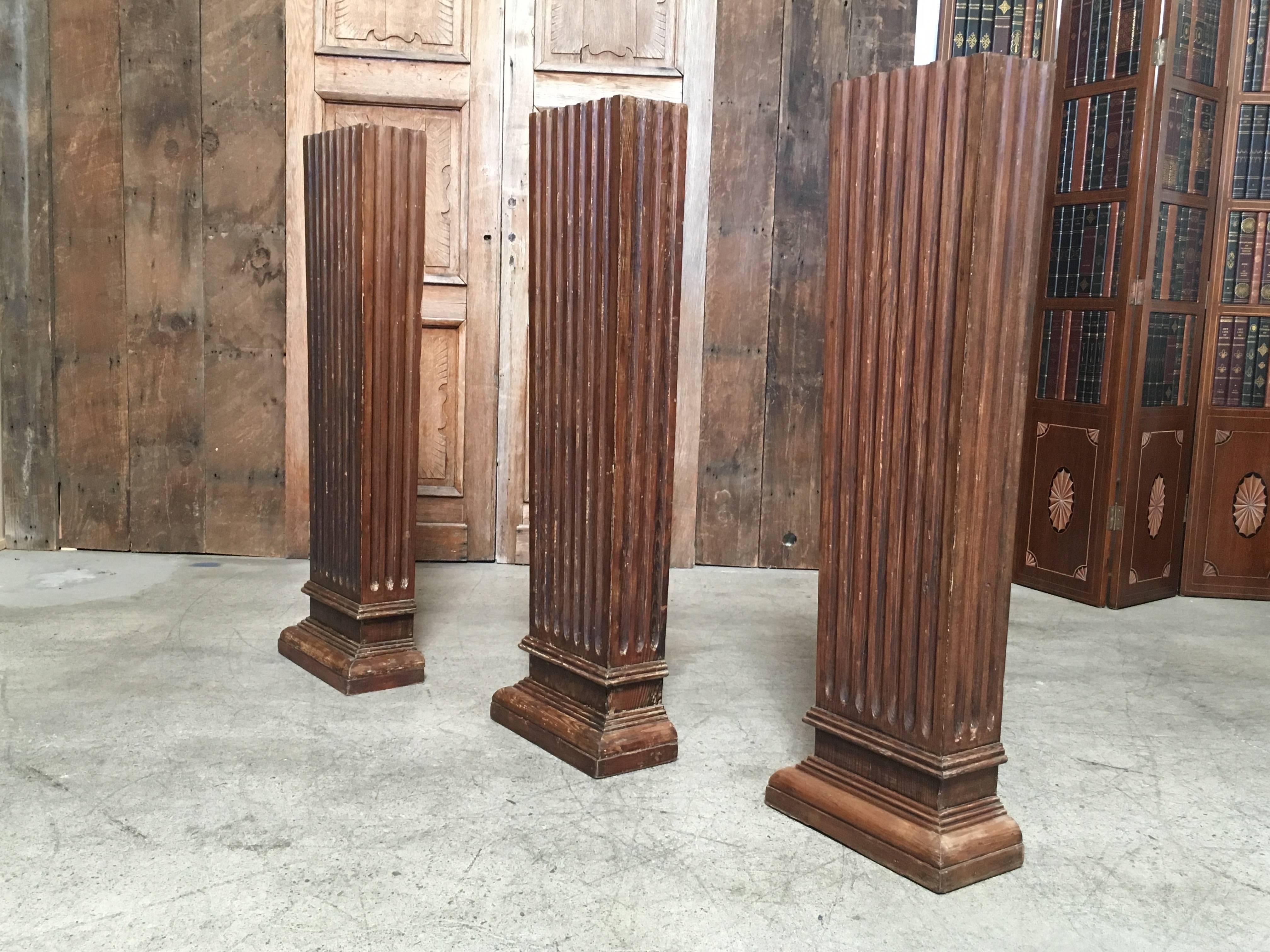 Set von drei antiken Holzsäulen im Angebot 12
