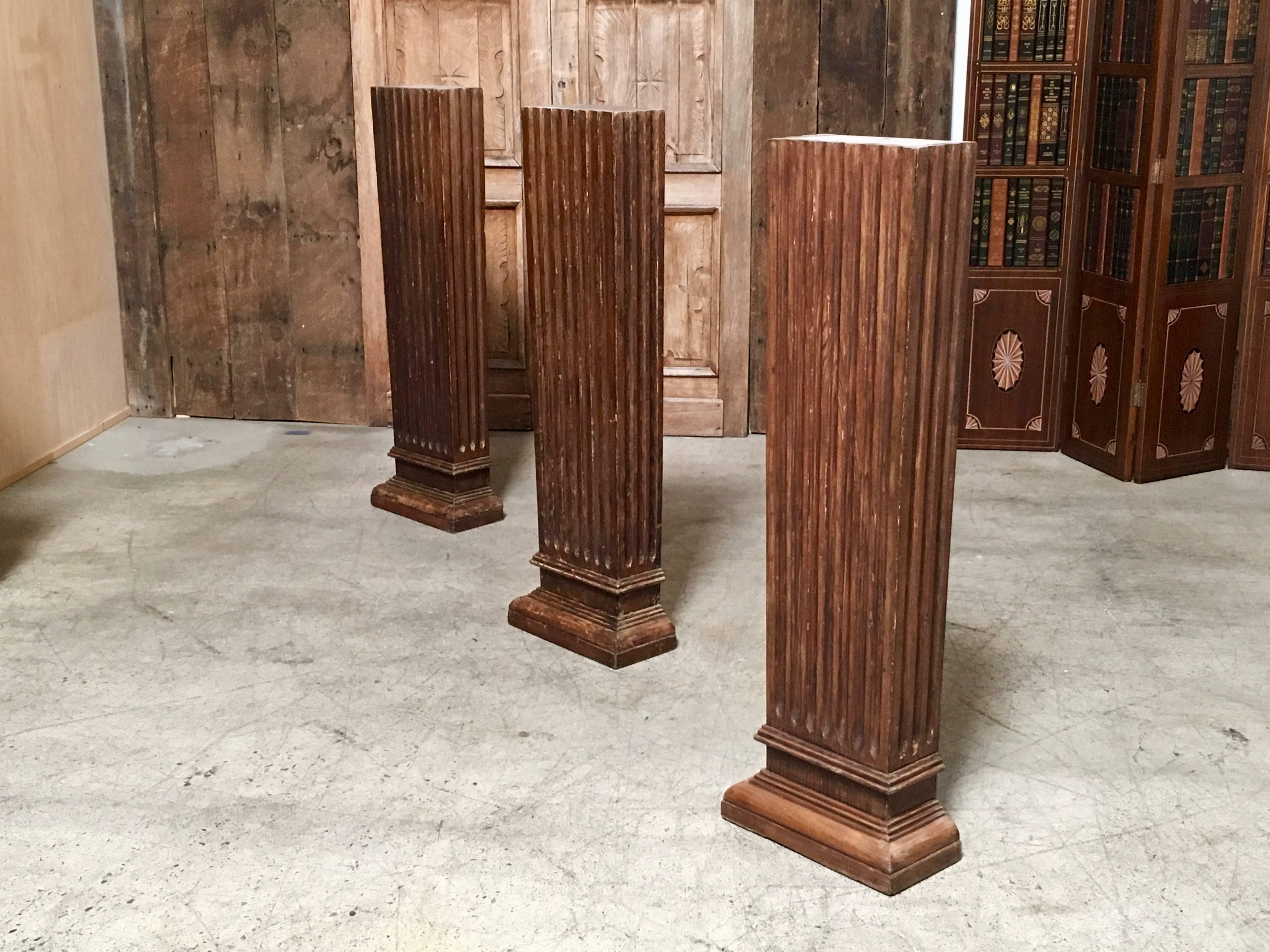 Set von drei antiken Holzsäulen (Kiefernholz) im Angebot