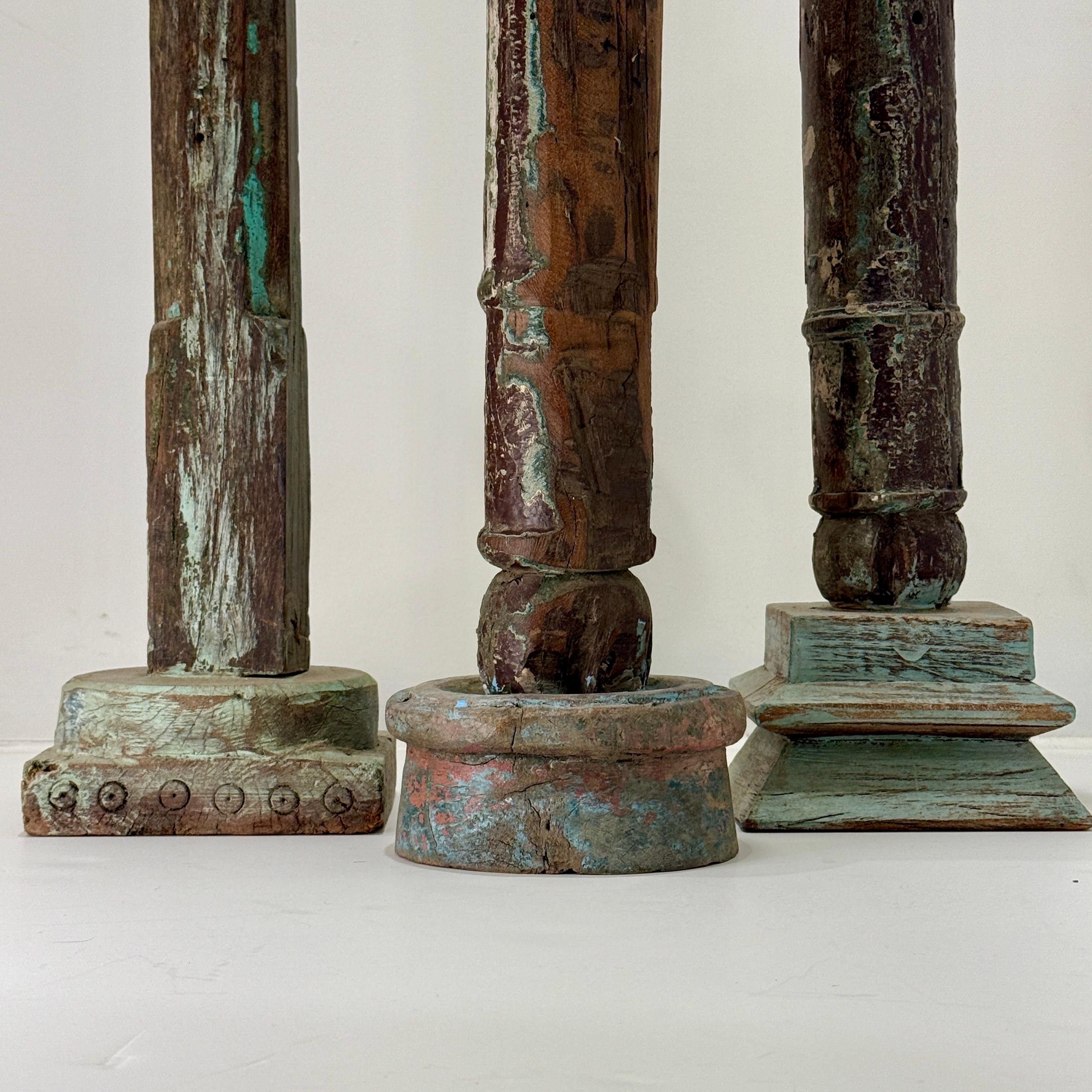 Rustique Ensemble de trois bougeoirs à colonne de récupération architecturale, C.I.C. en vente
