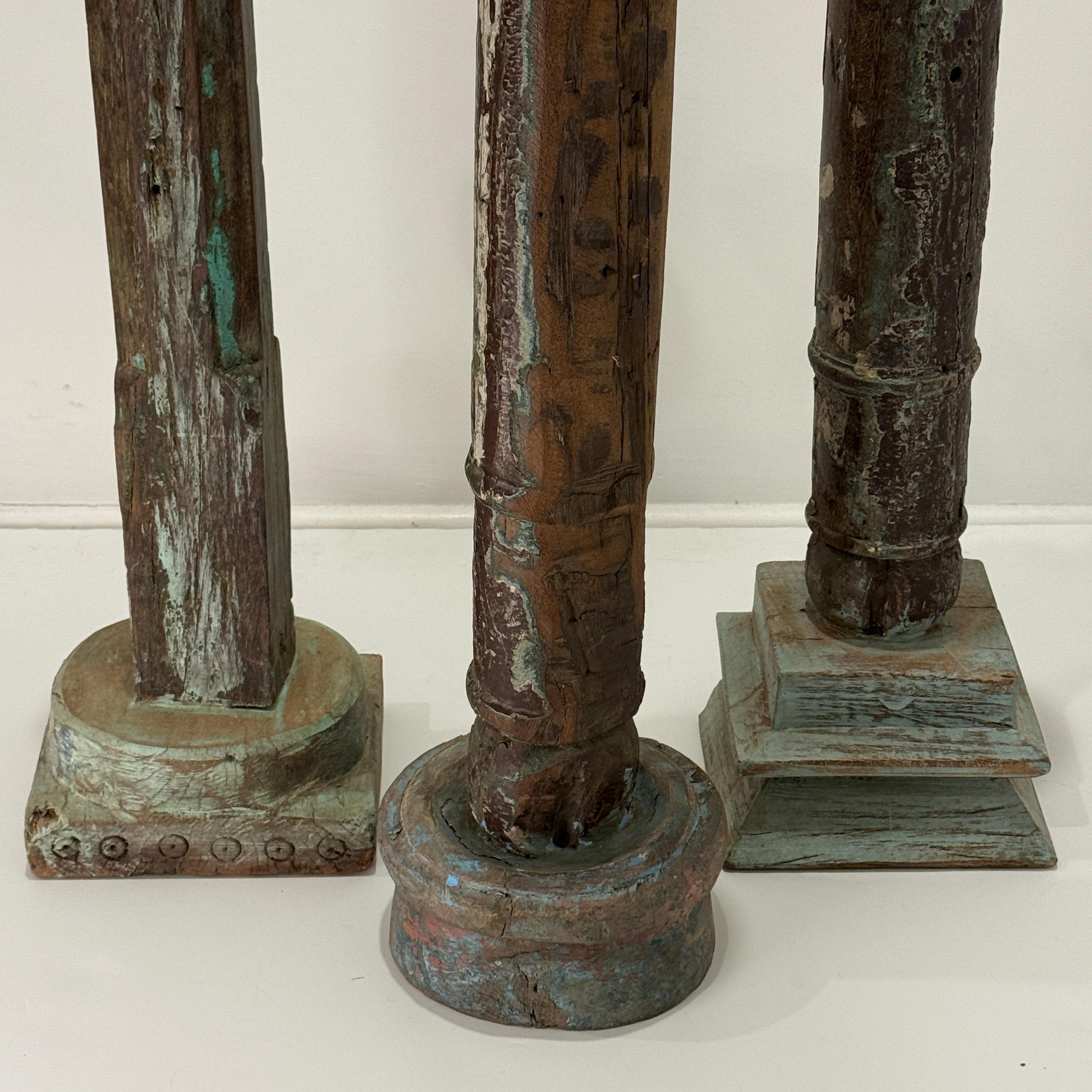 Sculpté à la main Ensemble de trois bougeoirs à colonne de récupération architecturale, C.I.C. en vente