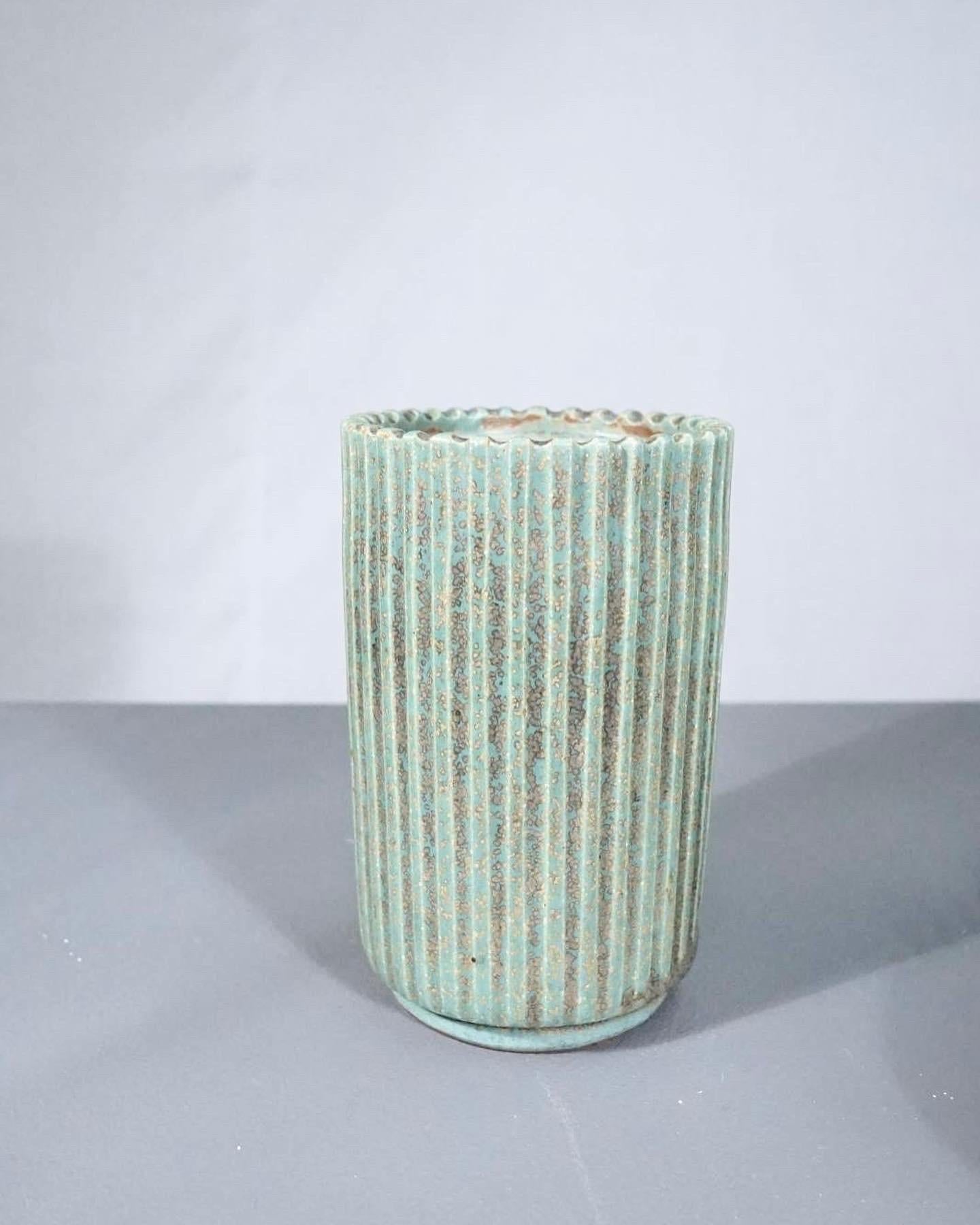 Set of three Arne Bang vases in Art Deco style.
The vases are all in good and original condition with fantastic glaze types.
These vases are rifled in classic Arne Bang style, you can see Arne Bang’s big inspiration from the Art Deco movement in