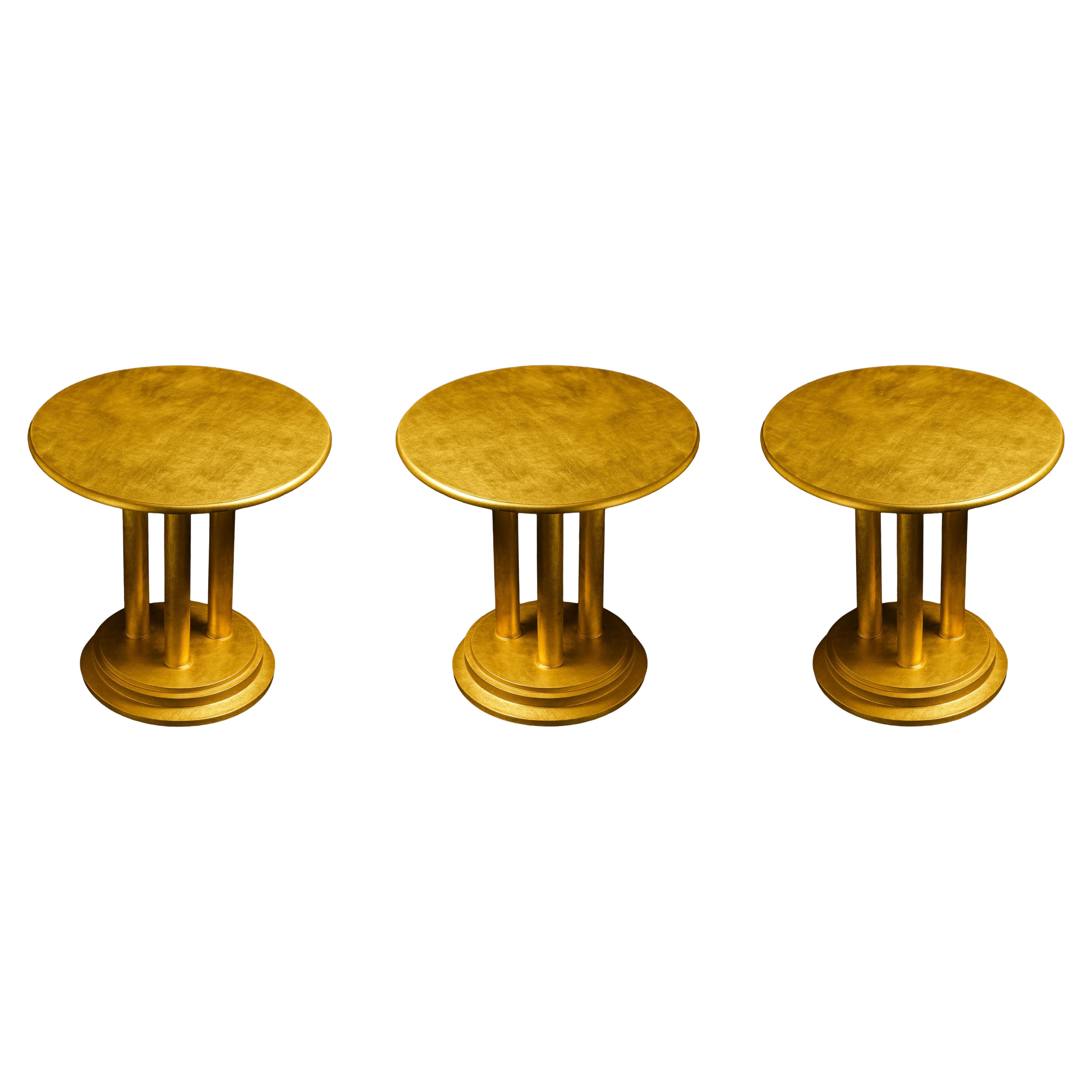 Ensemble de trois guéridons Art Déco en châtaignier doré, 20e siècle