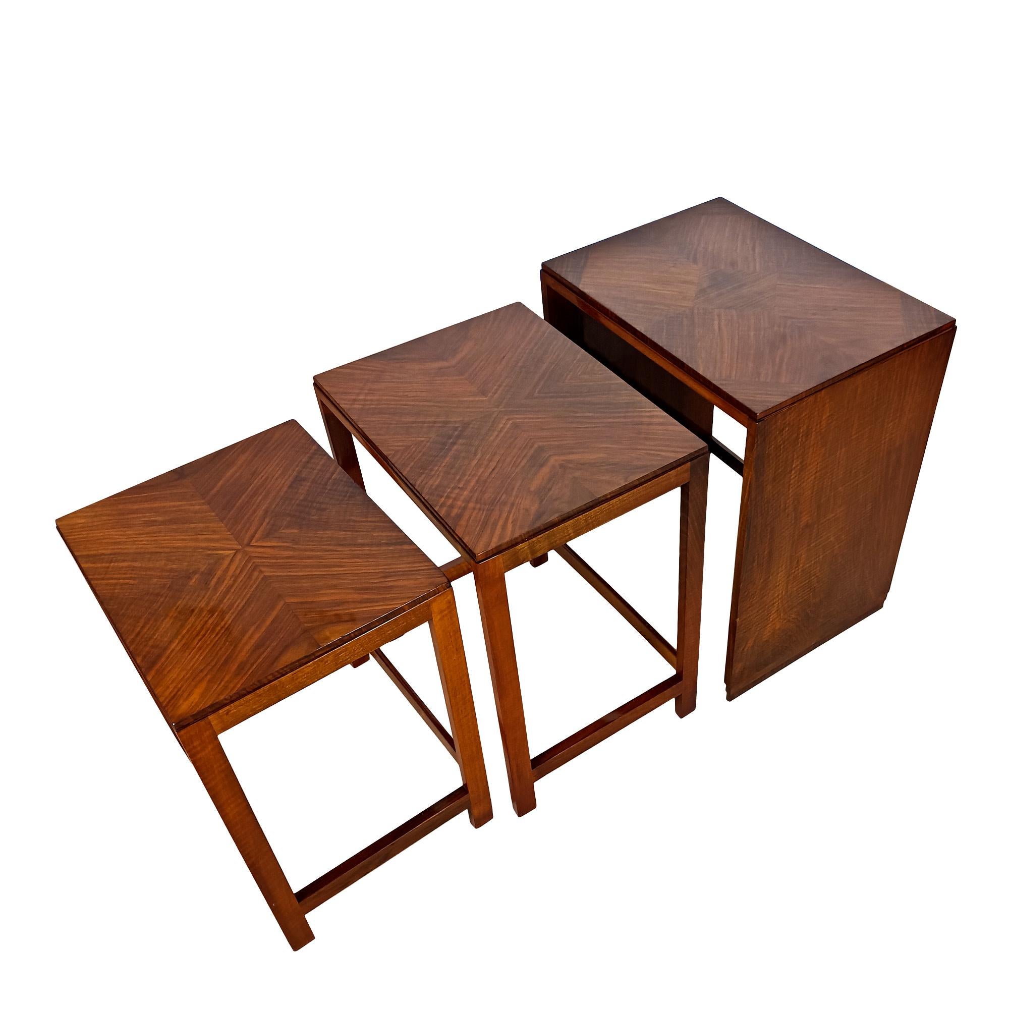 Ensemble de trois tables gigognes Art Déco en noyer massif et placage de noyer. Cirage français.
France vers 1930.

Dimensions
cm  
Bigli table : 53 x 38 x 61,5
Table moyenne : 48 x 36 x 57,5
Petite table : 43 x 34 x 53,5

pouces  
Bigli : 20.87 x