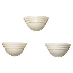 Set von drei Art-Déco-Wandleuchtern aus Alabaster im Wolkenkratzer-Stil