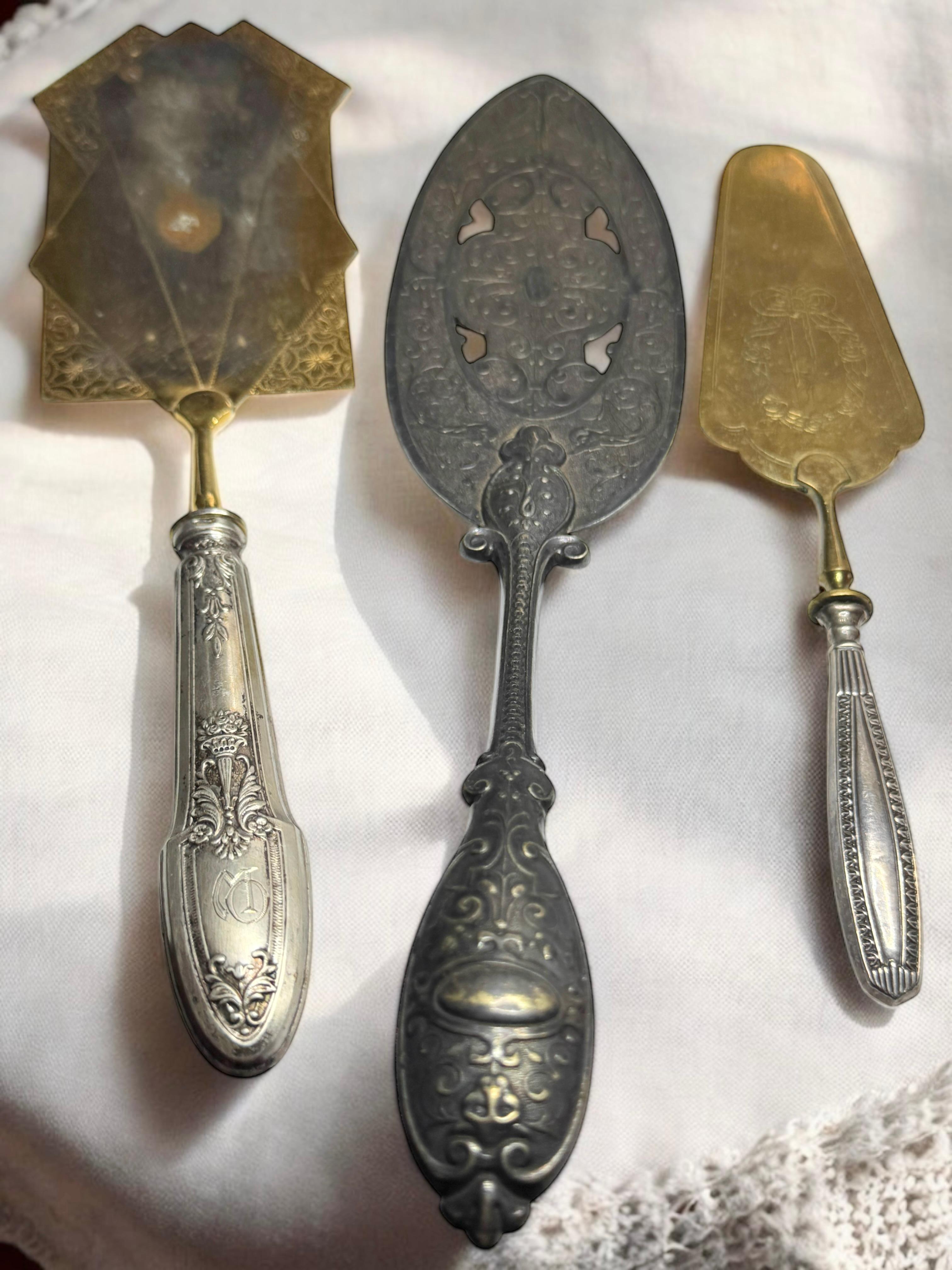 Ce magnifique set de trois couverts à gâteaux en métal argenté illustre le décor de l'époque Art Nouveau. Le motif se trouve sur le manche et sur la pelle. Avec ce serveur à gâteau antique, vous pouvez obtenir les meilleures pièces dans votre