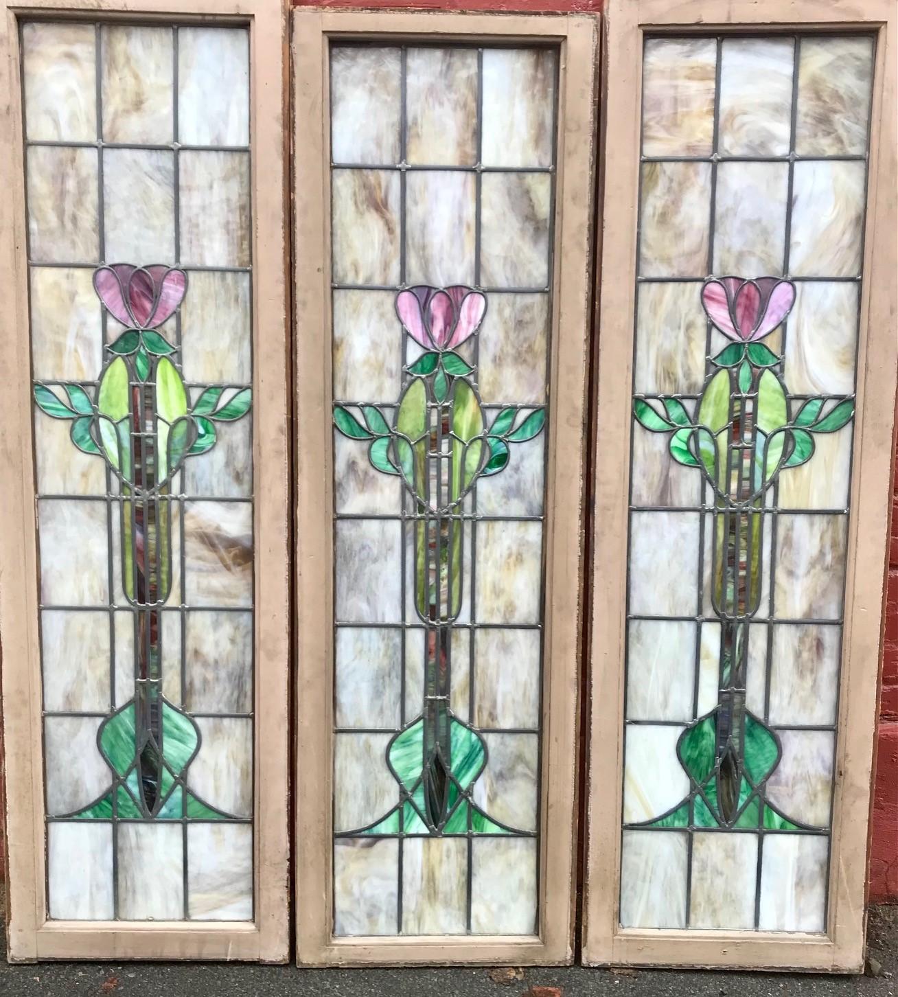 Set von drei Jugendstil-Glasfenstern mit Buntglasmalereien (Art nouveau) im Angebot