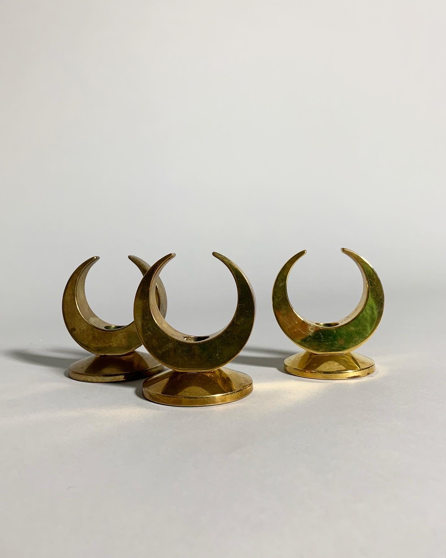 Set of three Arthur Pettersson moon candle holders in solid brass, hand-crafted in Kolbäck, Sweden in the 1960s.

Brass nicely aged with minor scratches here and there. The right one is slightly brighter with less patina.

Height: 7 cm
Width: 6