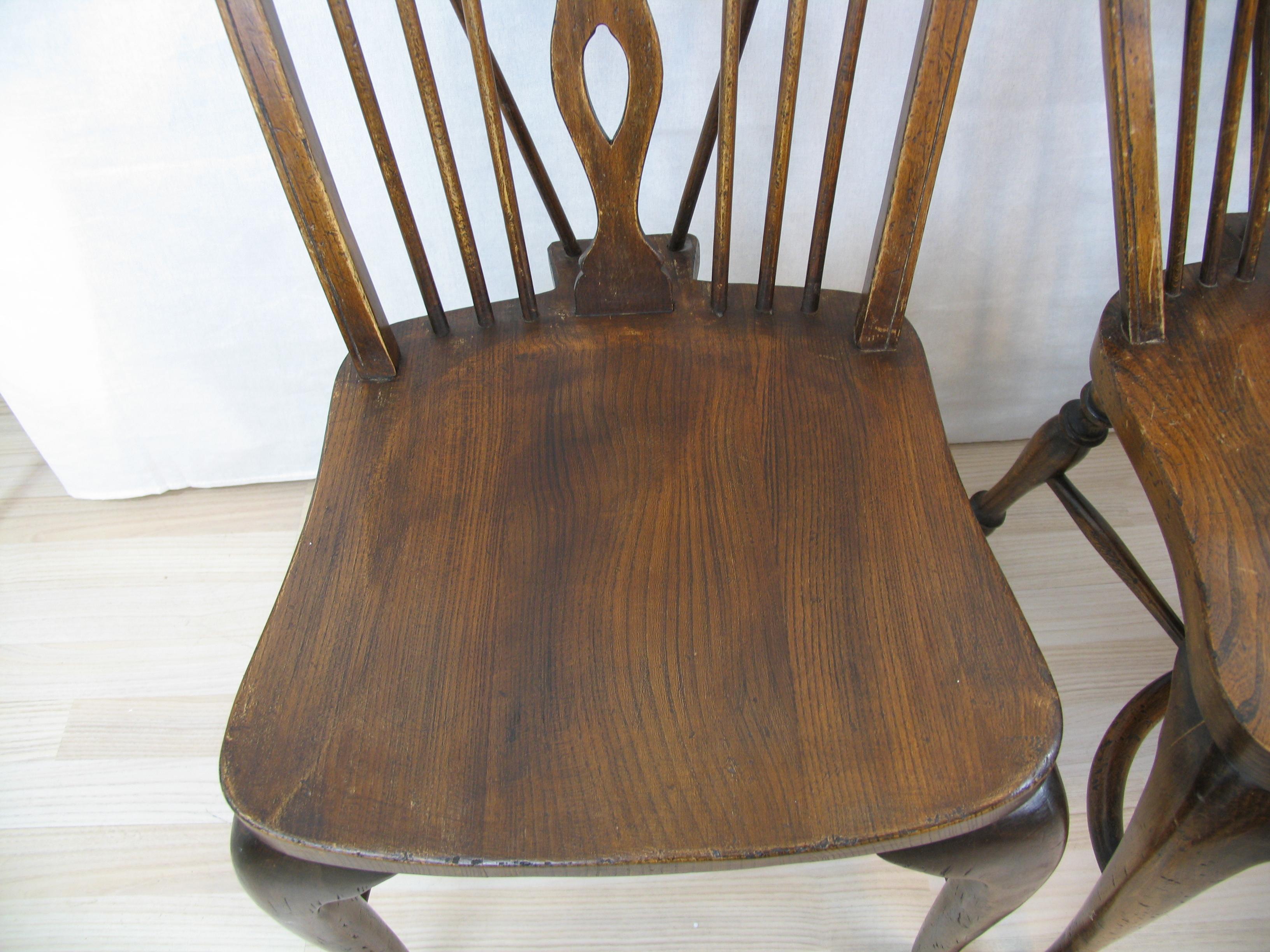 Set of Three Ash and Beech Wheelback Windsor Chairs with Cabriole Leg, England 3