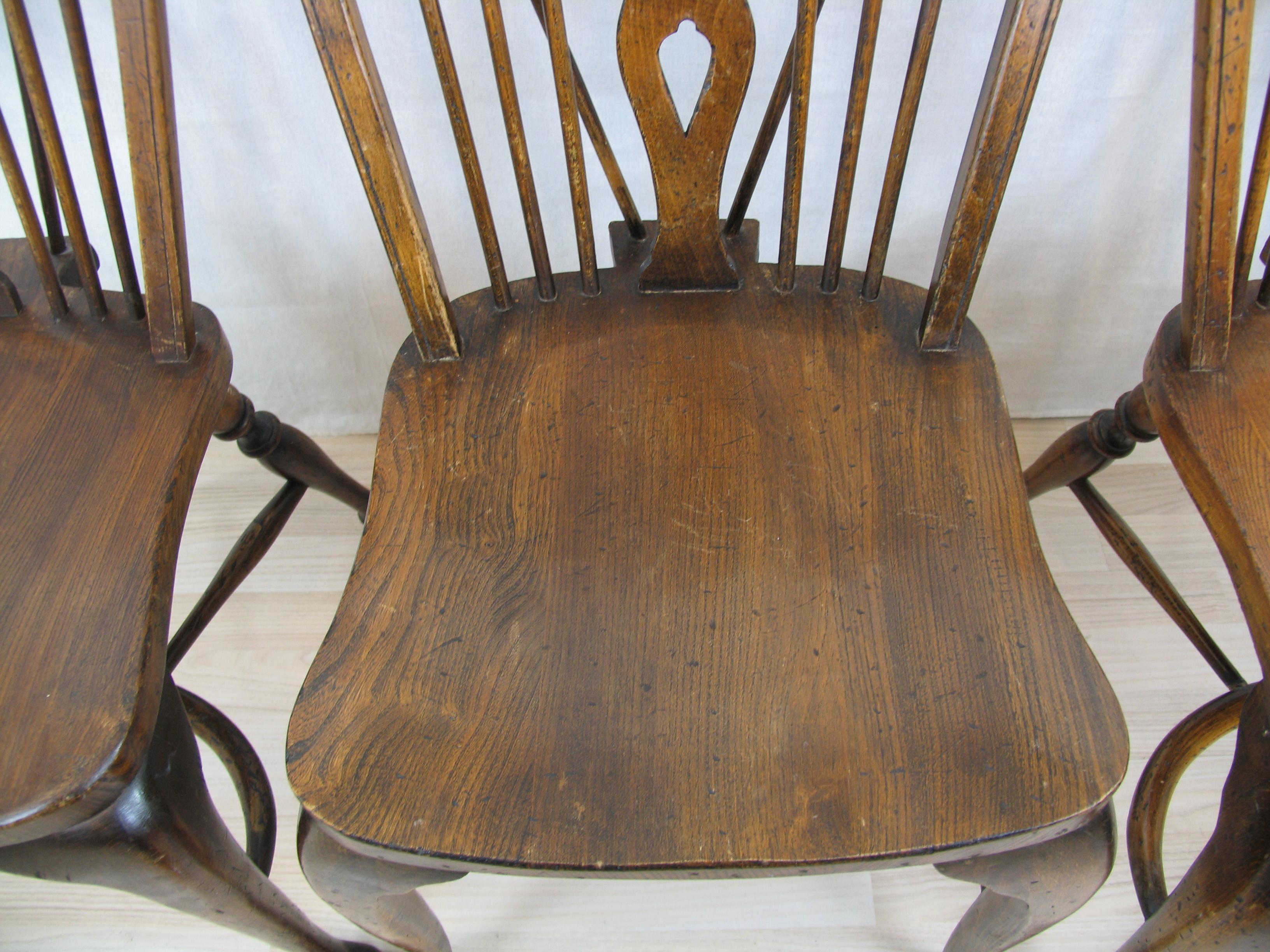 Set of Three Ash and Beech Wheelback Windsor Chairs with Cabriole Leg, England 4