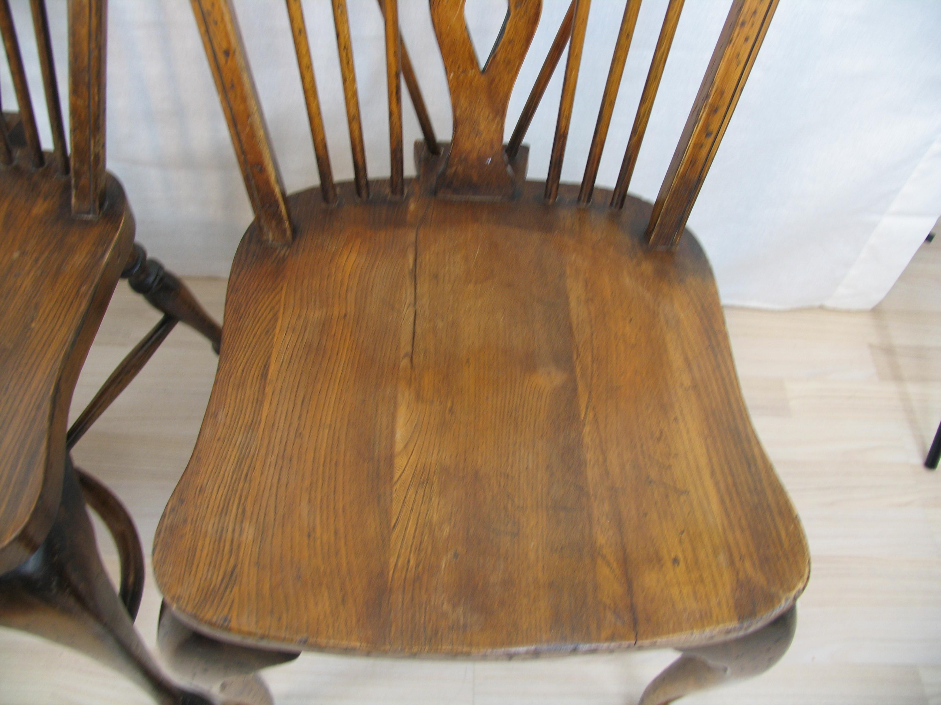 Set of Three Ash and Beech Wheelback Windsor Chairs with Cabriole Leg, England 5