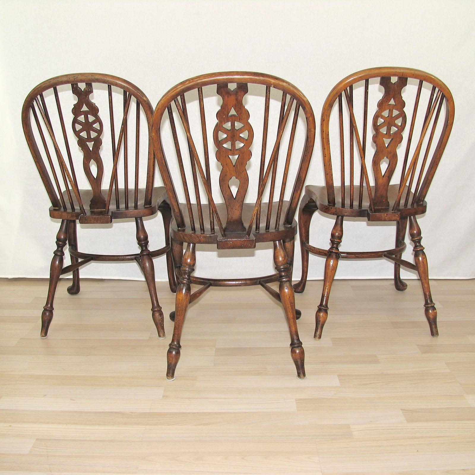 British Set of Three Ash and Beech Wheelback Windsor Chairs with Cabriole Leg, England