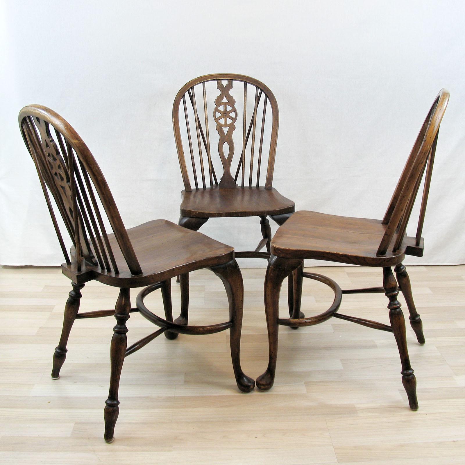 Set of Three Ash and Beech Wheelback Windsor Chairs with Cabriole Leg, England In Good Condition In Bochum, NRW