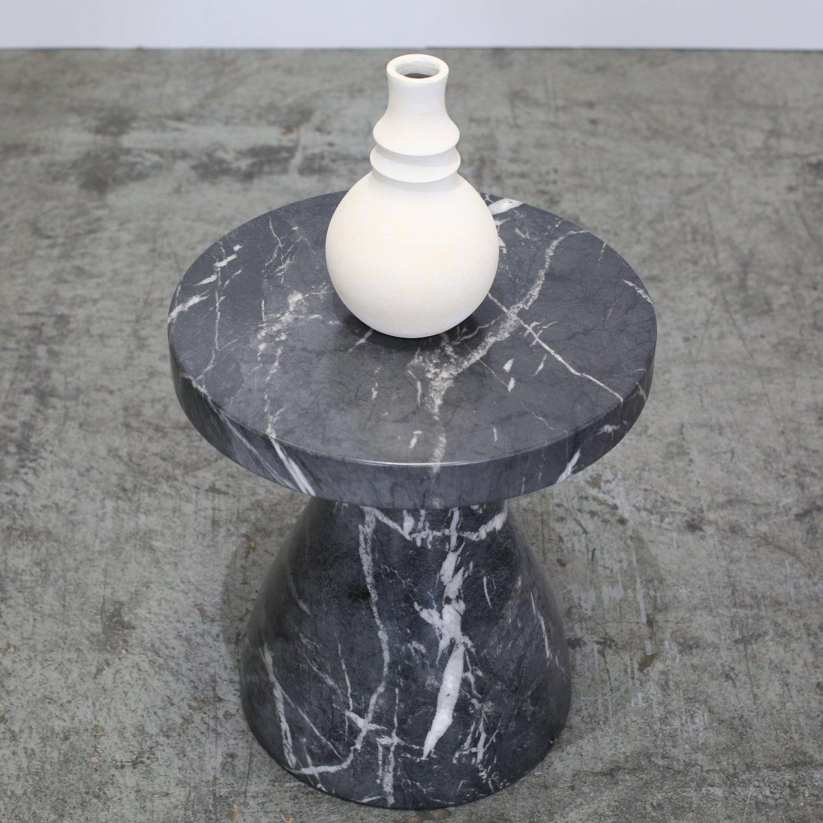 Cet ensemble de trois pots en céramique assortis offre une touche d'élégance artisanale à tout intérieur. Fabriqué à la main avec une finition mate et non émaillée, chaque pot présente une forme organique unique et un ton terreux distinctif, allant