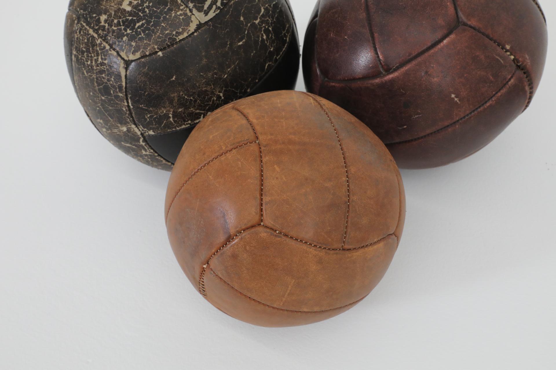 Juego de tres balones medicinales de gimnasia de cuero vintage surtidos en venta 3