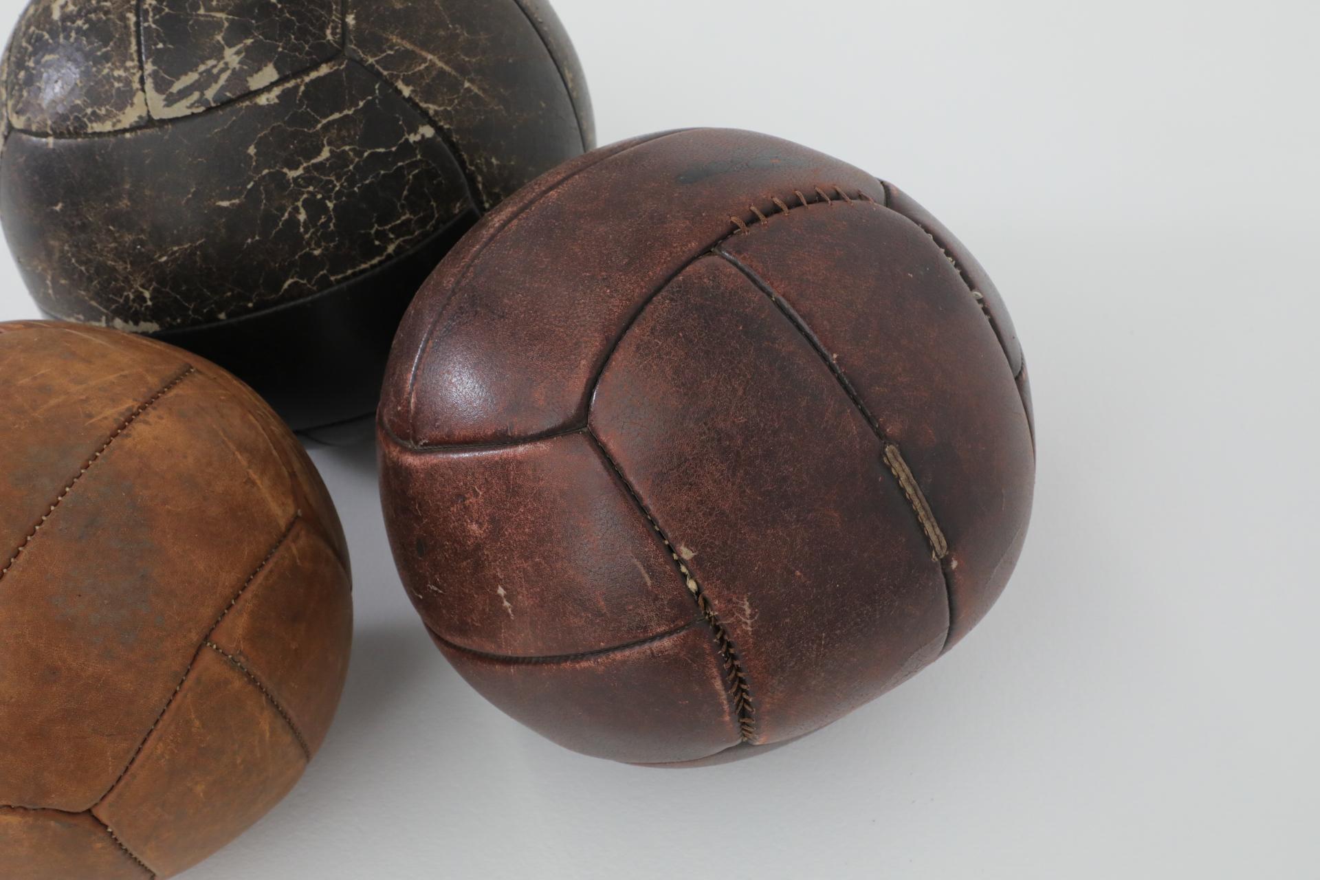Juego de tres balones medicinales de gimnasia de cuero vintage surtidos en venta 4
