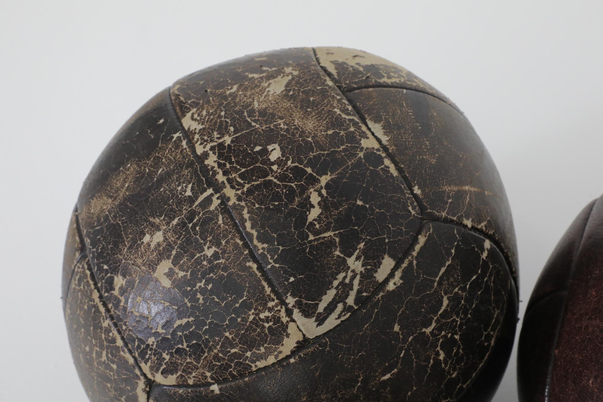 Juego de tres balones medicinales de gimnasia de cuero vintage surtidos en venta 5