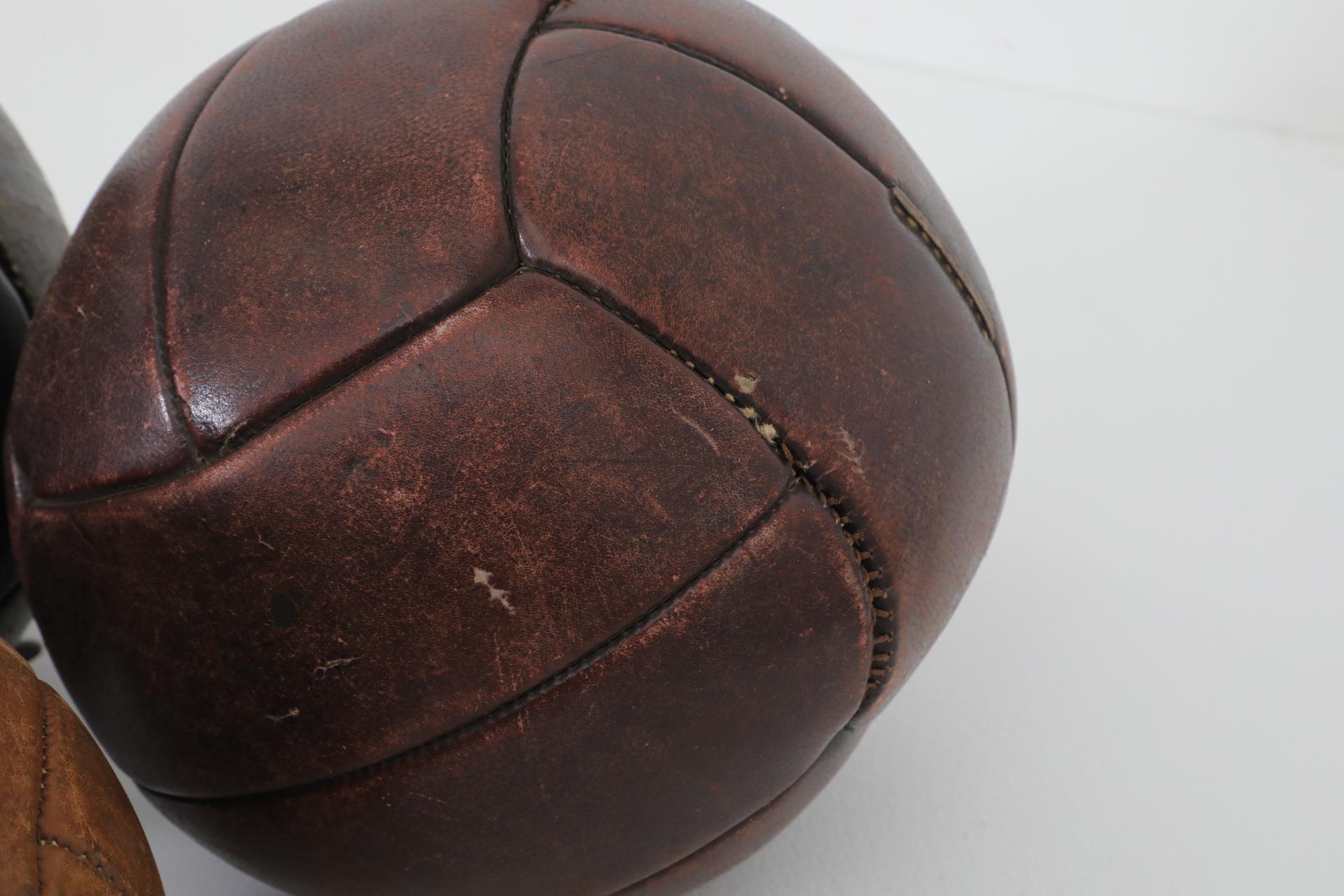 Juego de tres balones medicinales de gimnasia de cuero vintage surtidos en venta 6