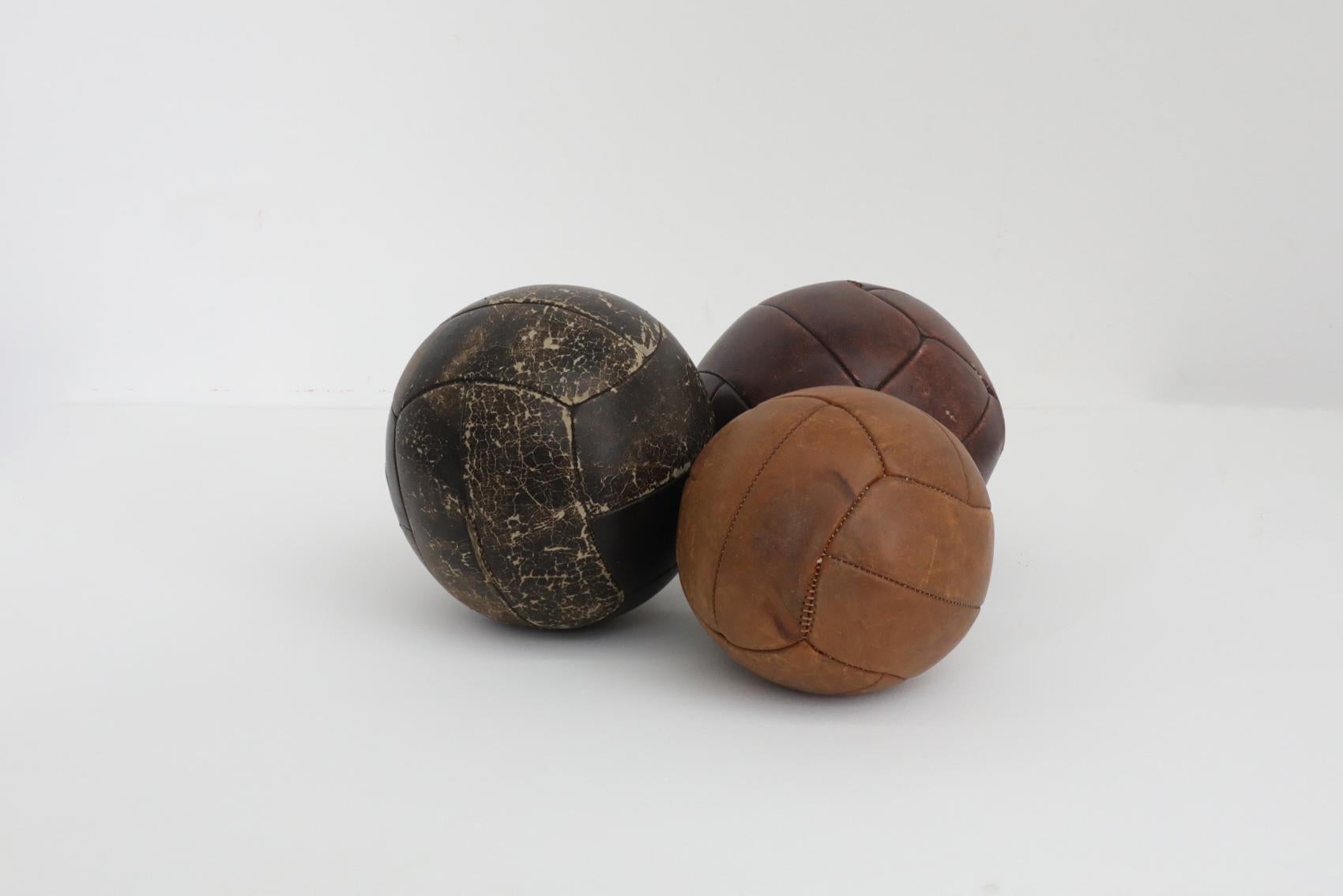 Juego de tres balones medicinales de gimnasia de cuero vintage surtidos Otro en venta