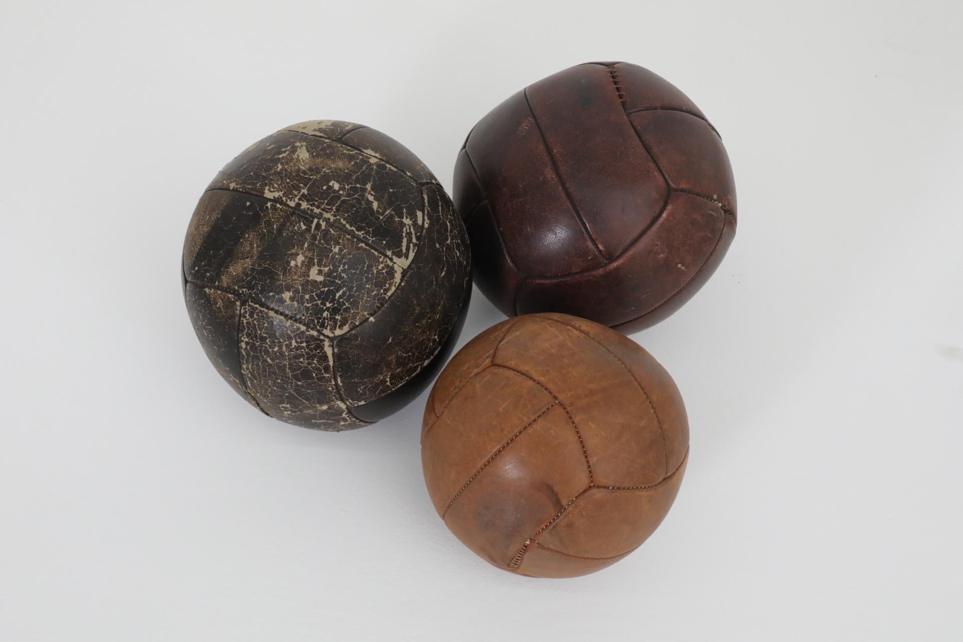 Juego de tres balones medicinales de gimnasia de cuero vintage surtidos Holandés en venta