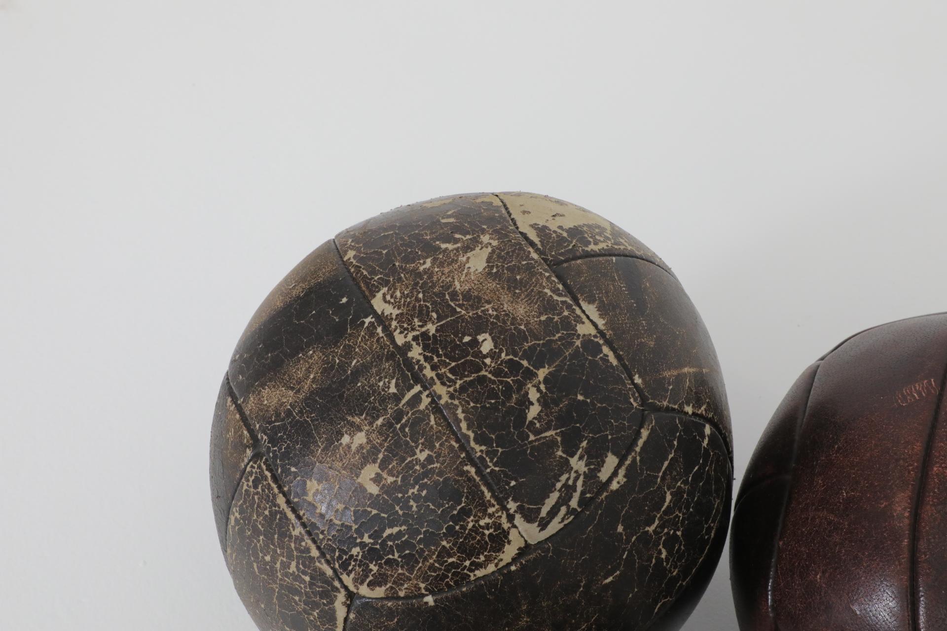 Juego de tres balones medicinales de gimnasia de cuero vintage surtidos siglo XX en venta