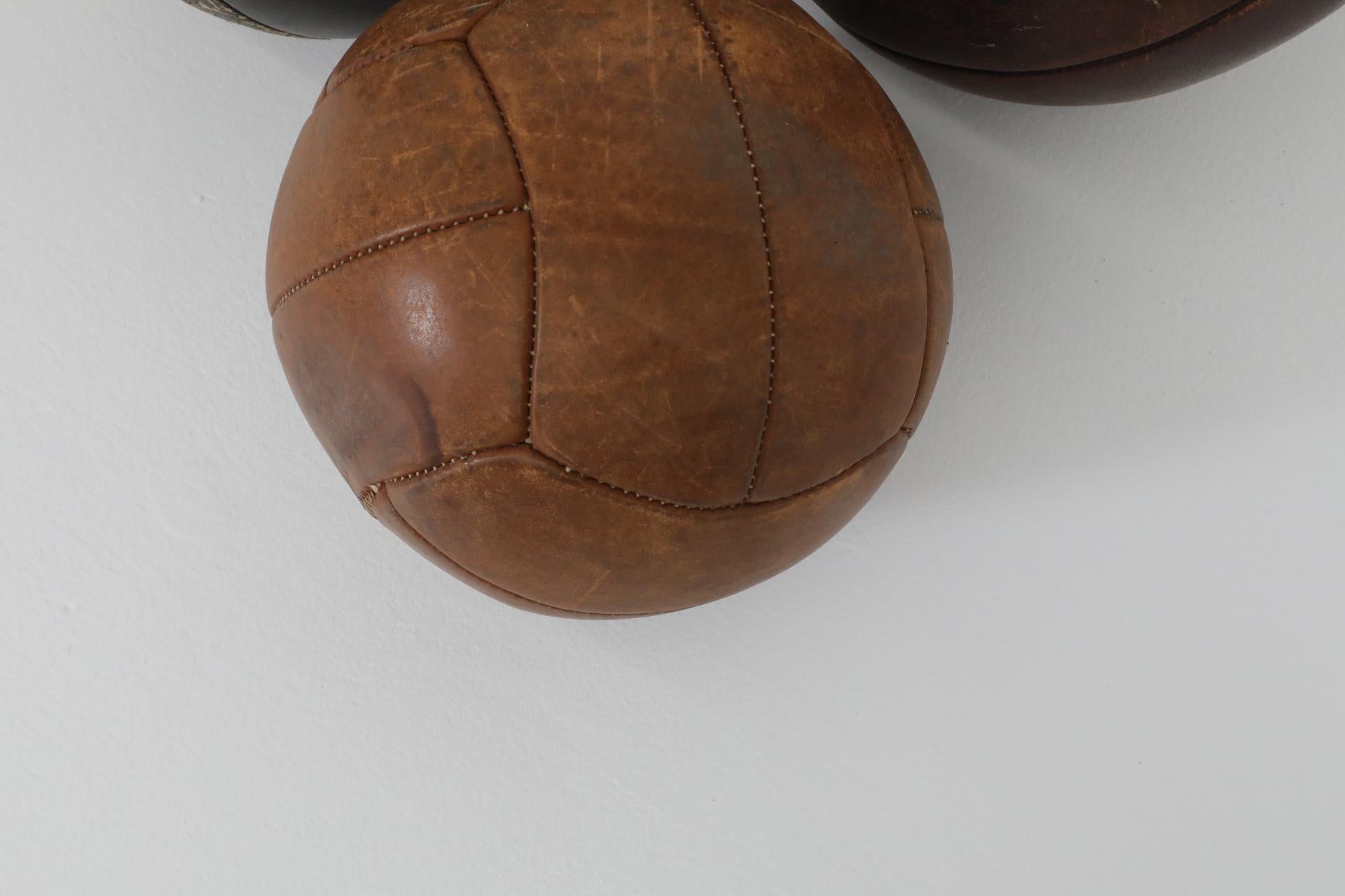 Juego de tres balones medicinales de gimnasia de cuero vintage surtidos Cuero en venta