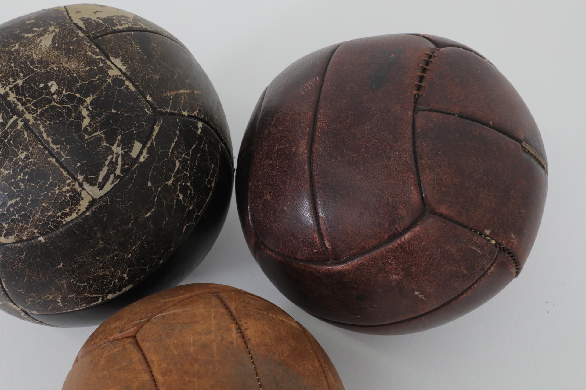 Juego de tres balones medicinales de gimnasia de cuero vintage surtidos en venta 1