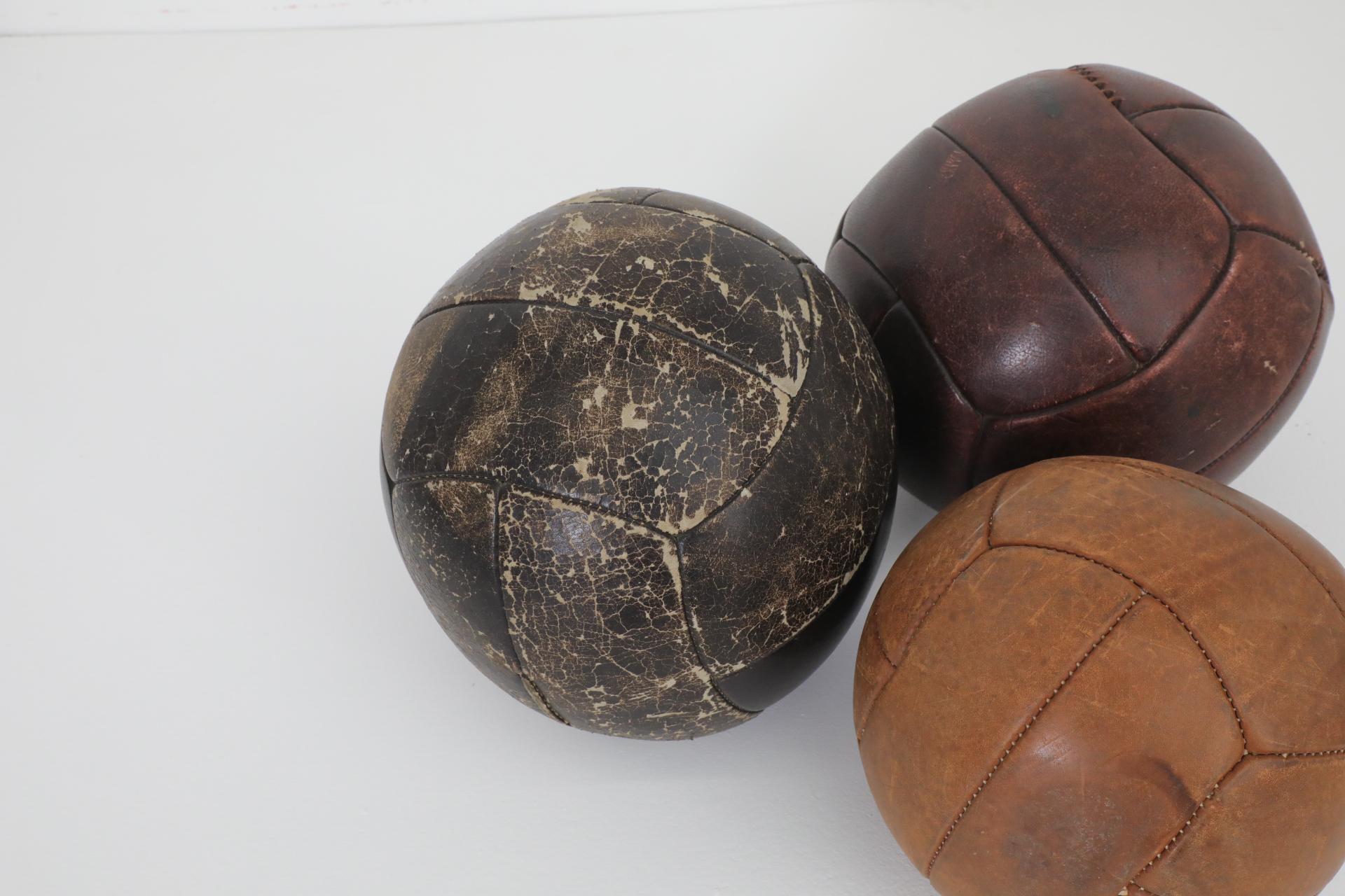 Juego de tres balones medicinales de gimnasia de cuero vintage surtidos en venta 2