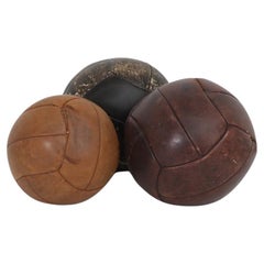 Ensemble de trois boules de médecine d'athlétisme vintage assorties en cuir