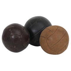 Ensemble de trois boules de médecine d'athlétisme vintage assorties en cuir