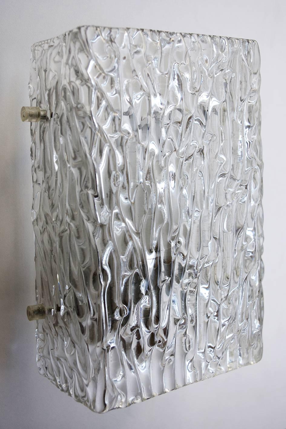 Satz von drei wunderschönen Wandleuchtern aus mundgeblasenem Muranoglas von J.T. Kalmar,
Österreich, 1960er Jahre.
Lampenfassungen: 1x E27 (US E26).
 