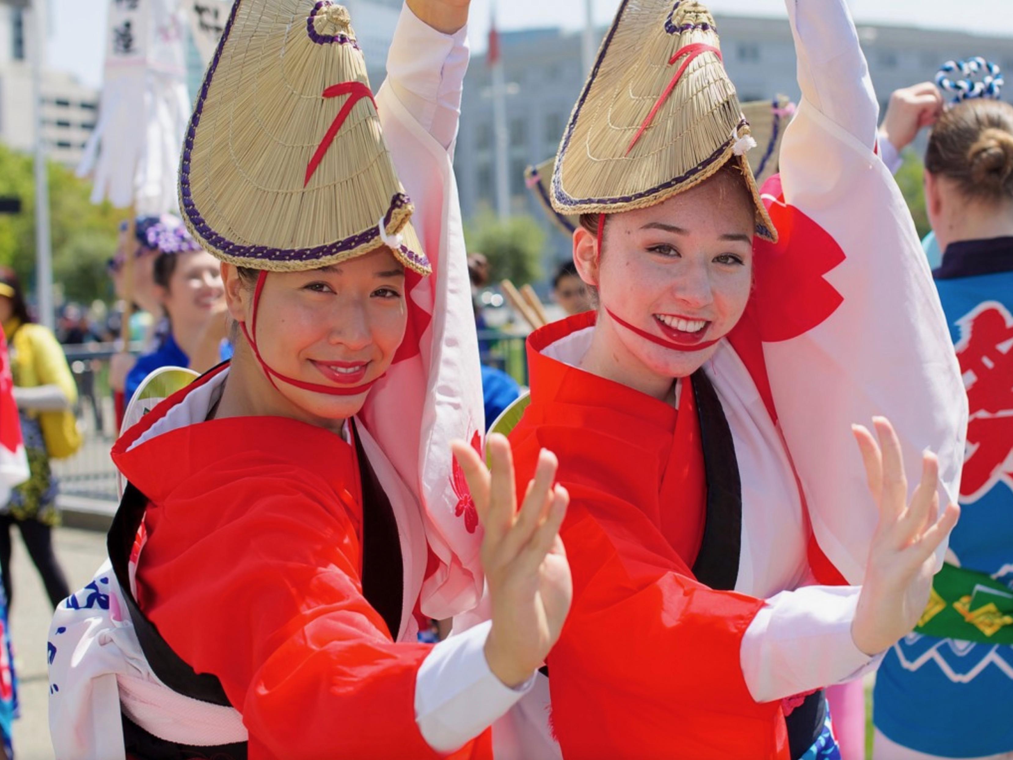 Conjunto de Tres Figuras Bailarinas de Cerámica Awa Odori en venta 4