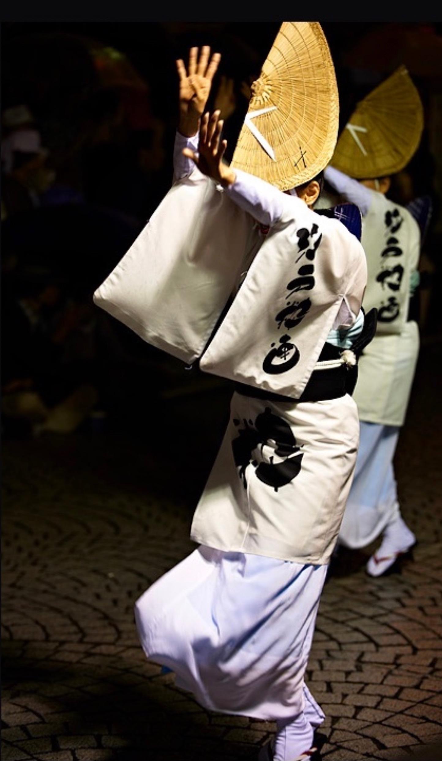 Conjunto de Tres Figuras Bailarinas de Cerámica Awa Odori en venta 5