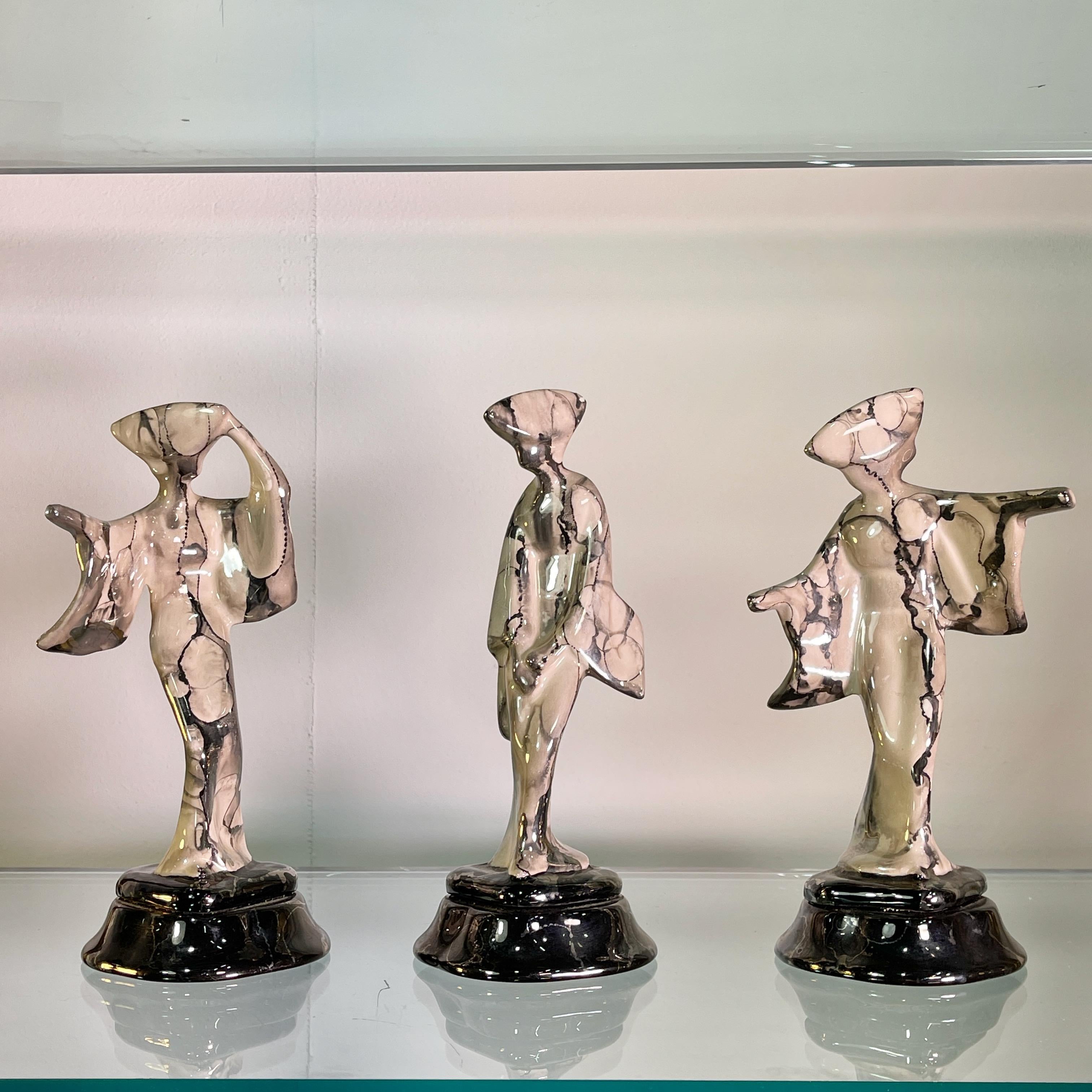 Conjunto de Tres Figuras Bailarinas de Cerámica Awa Odori Brutalista en venta